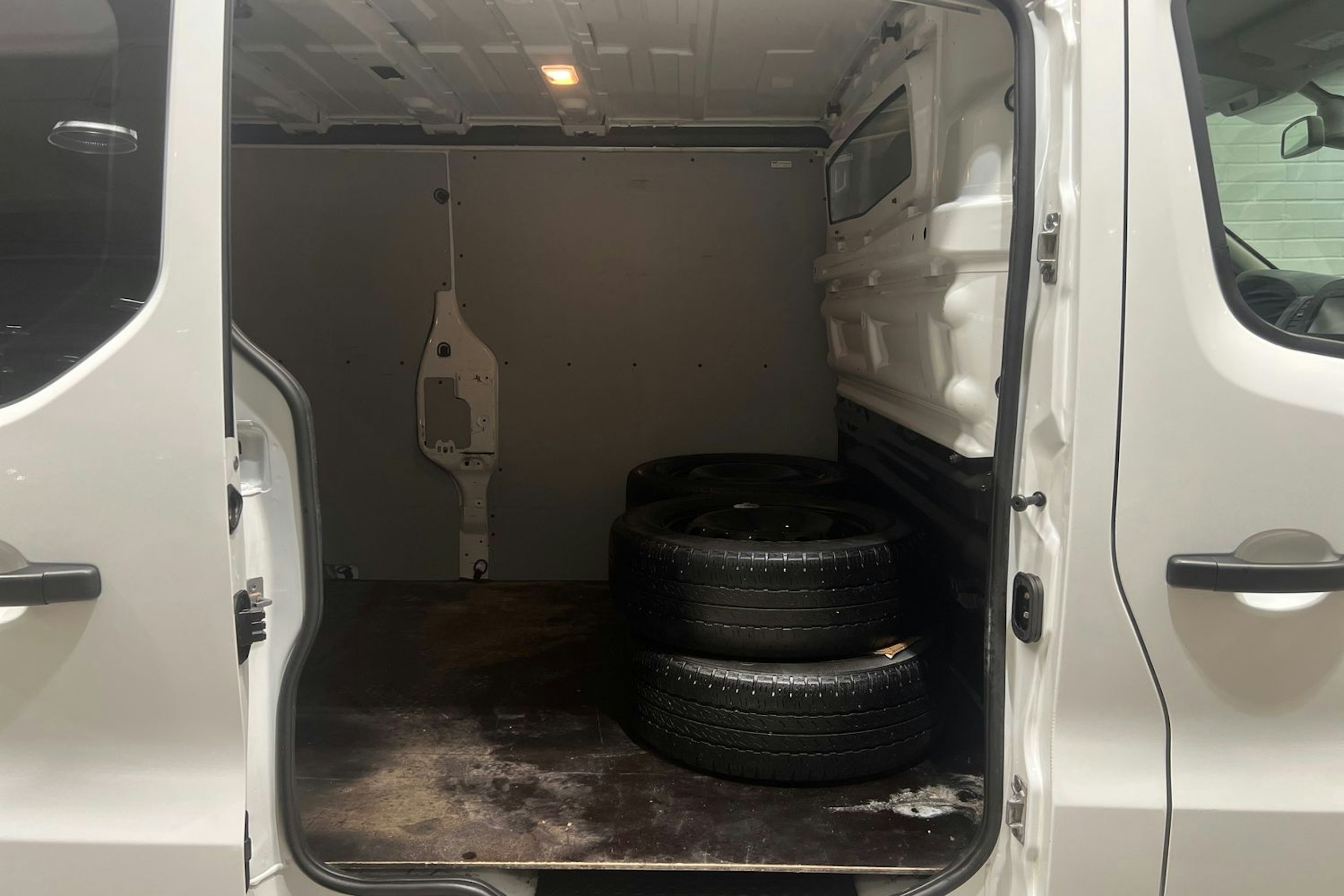 valkoinen Opel Vivaro 2017 kuva 17.