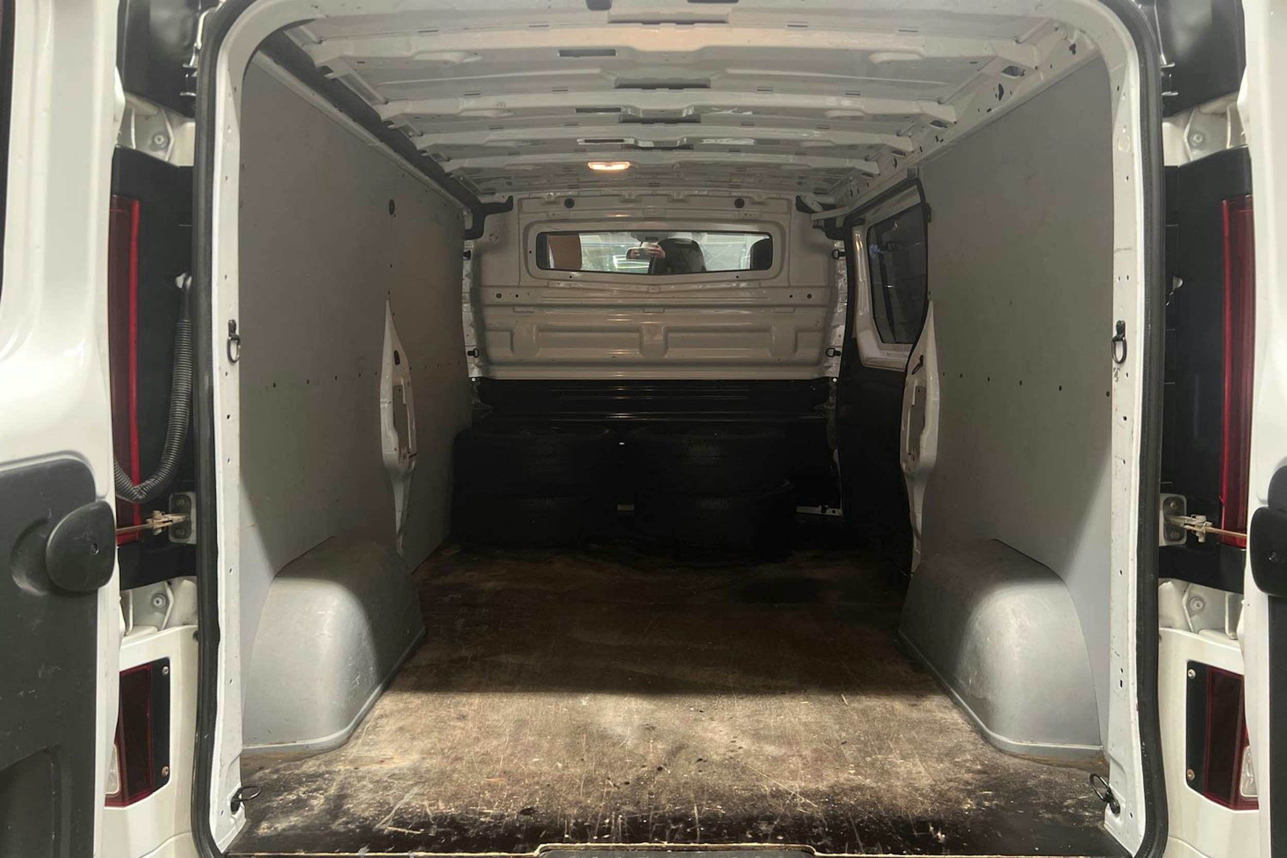 valkoinen Opel Vivaro 2017 kuva 18.