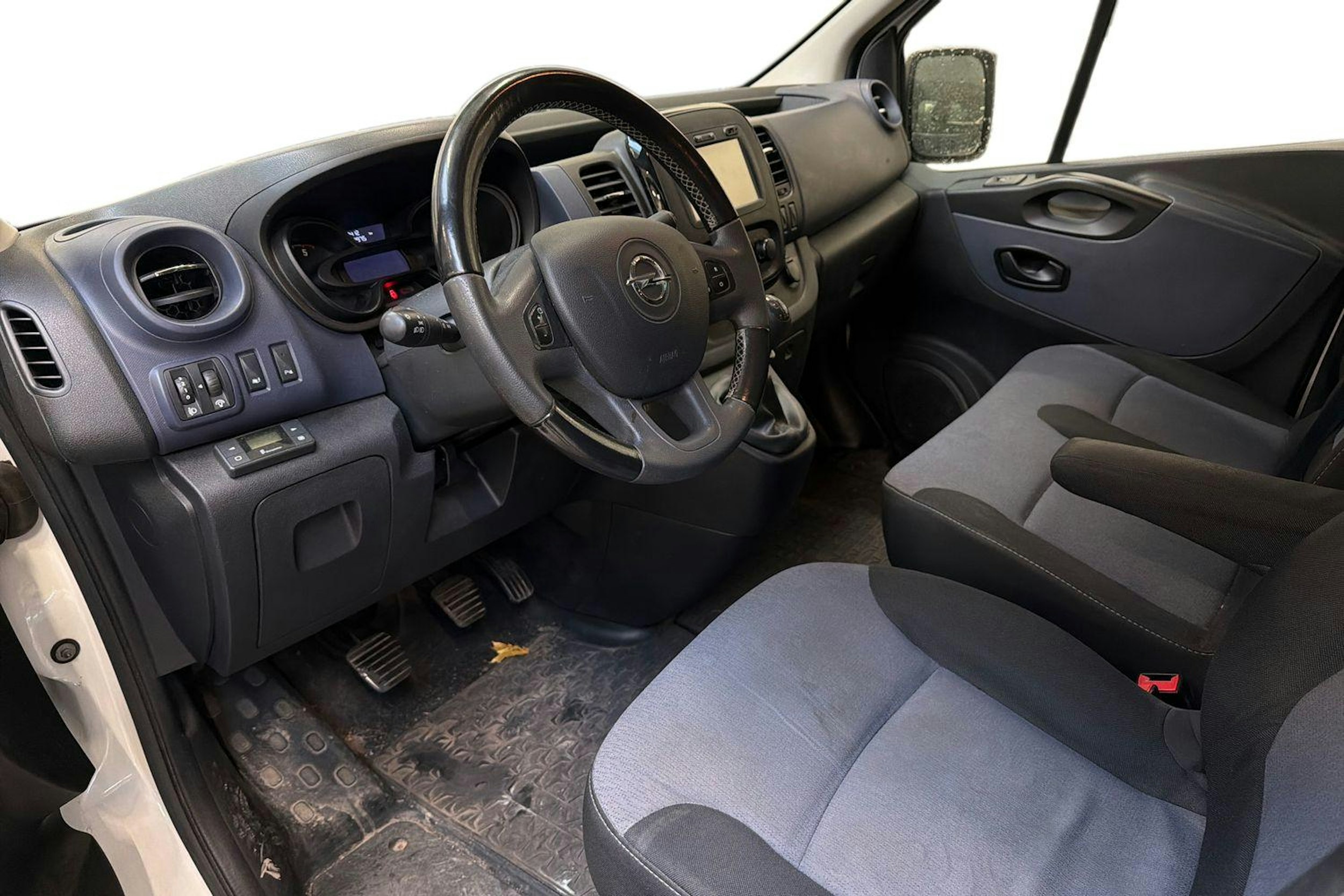 valkoinen Opel Vivaro 2017 kuva 3.