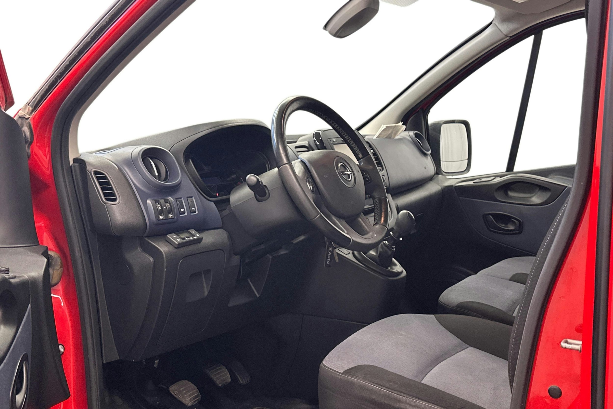 punainen Opel Vivaro 2018 kuva 7.