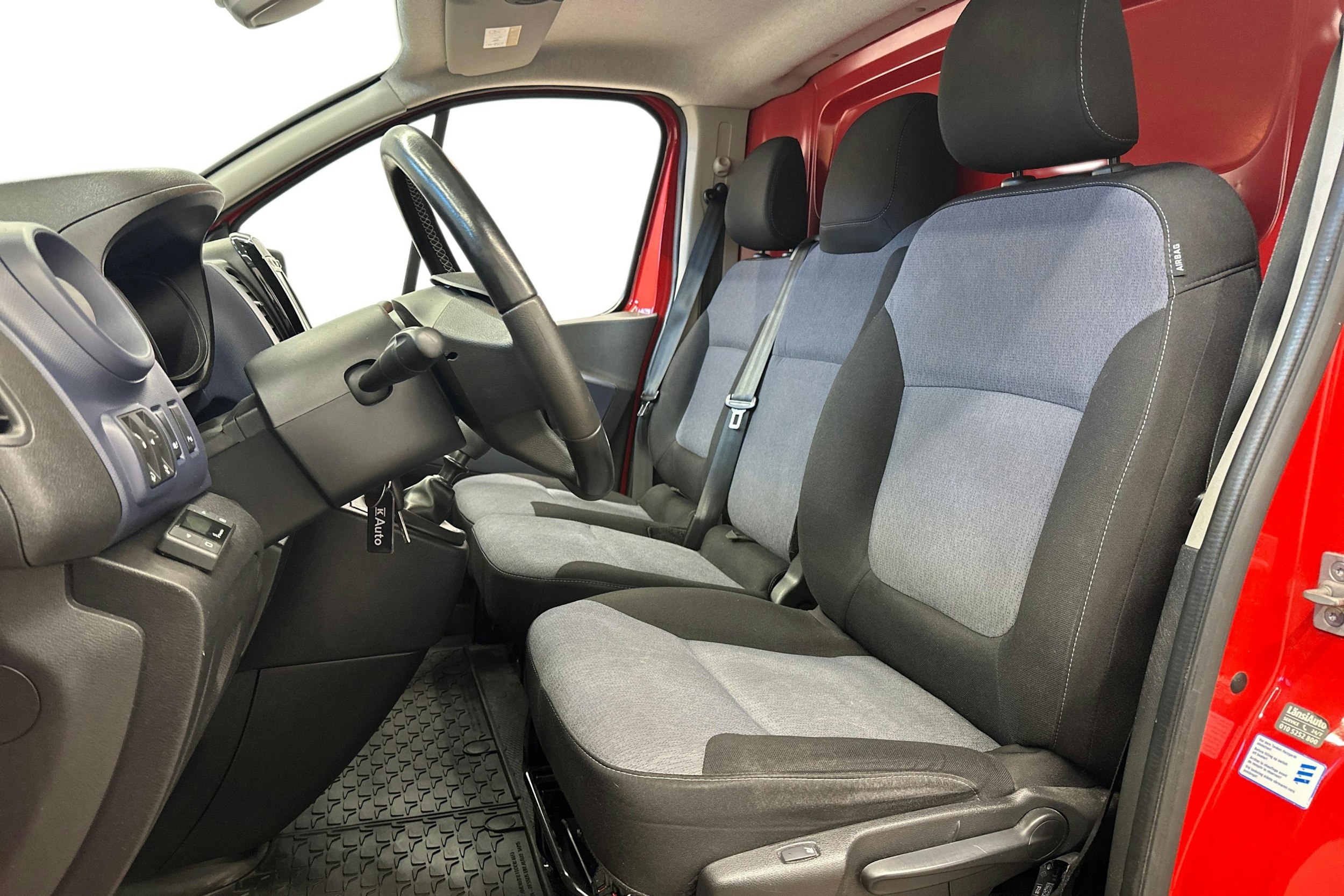 punainen Opel Vivaro 2018 kuva 8.