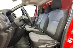 punainen Opel Vivaro 2018 kuva 8.