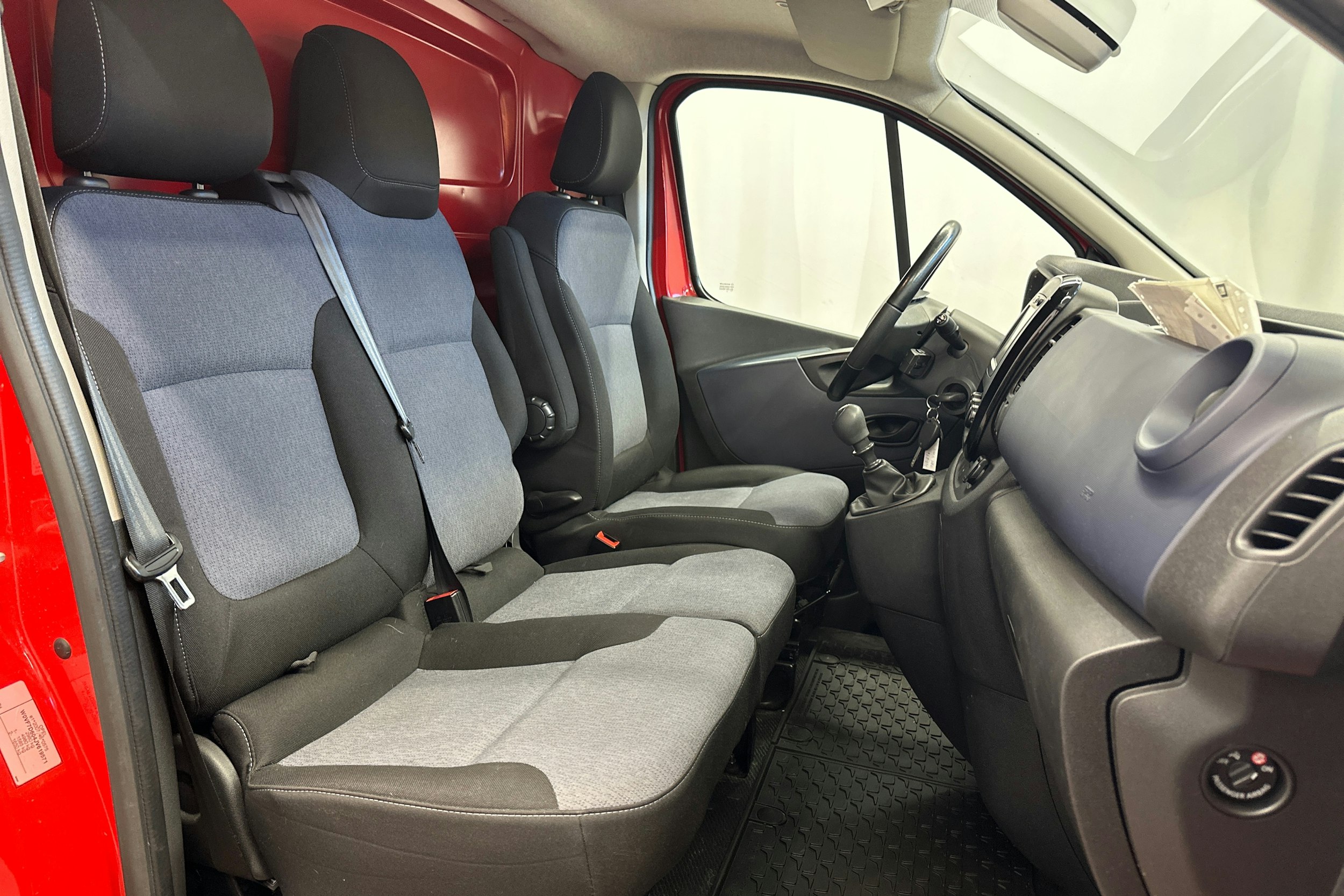 punainen Opel Vivaro 2018 kuva 10.