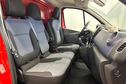 punainen Opel Vivaro 2018 kuva 10.