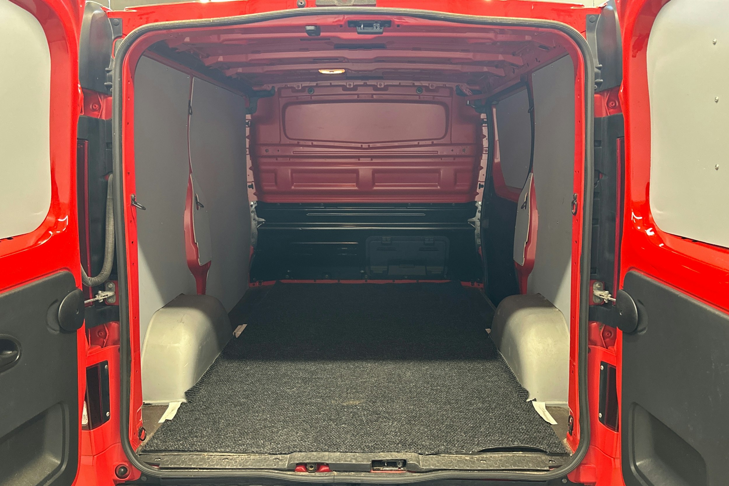 punainen Opel Vivaro 2018 kuva 11.