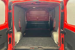 punainen Opel Vivaro 2018 kuva 11.