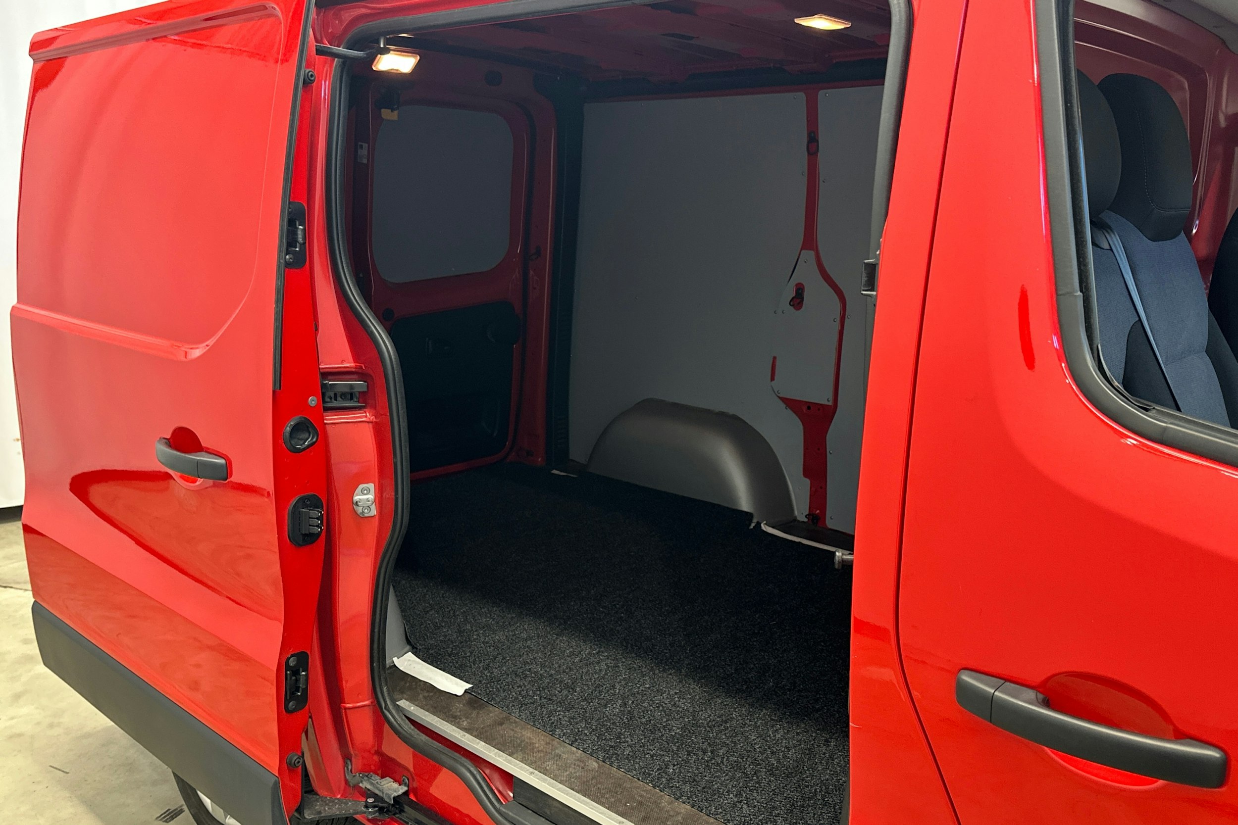 punainen Opel Vivaro 2018 kuva 12.