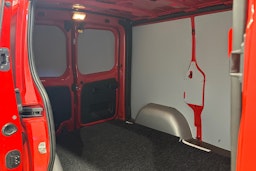 punainen Opel Vivaro 2018 kuva 13.
