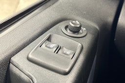 punainen Opel Vivaro 2018 kuva 14.