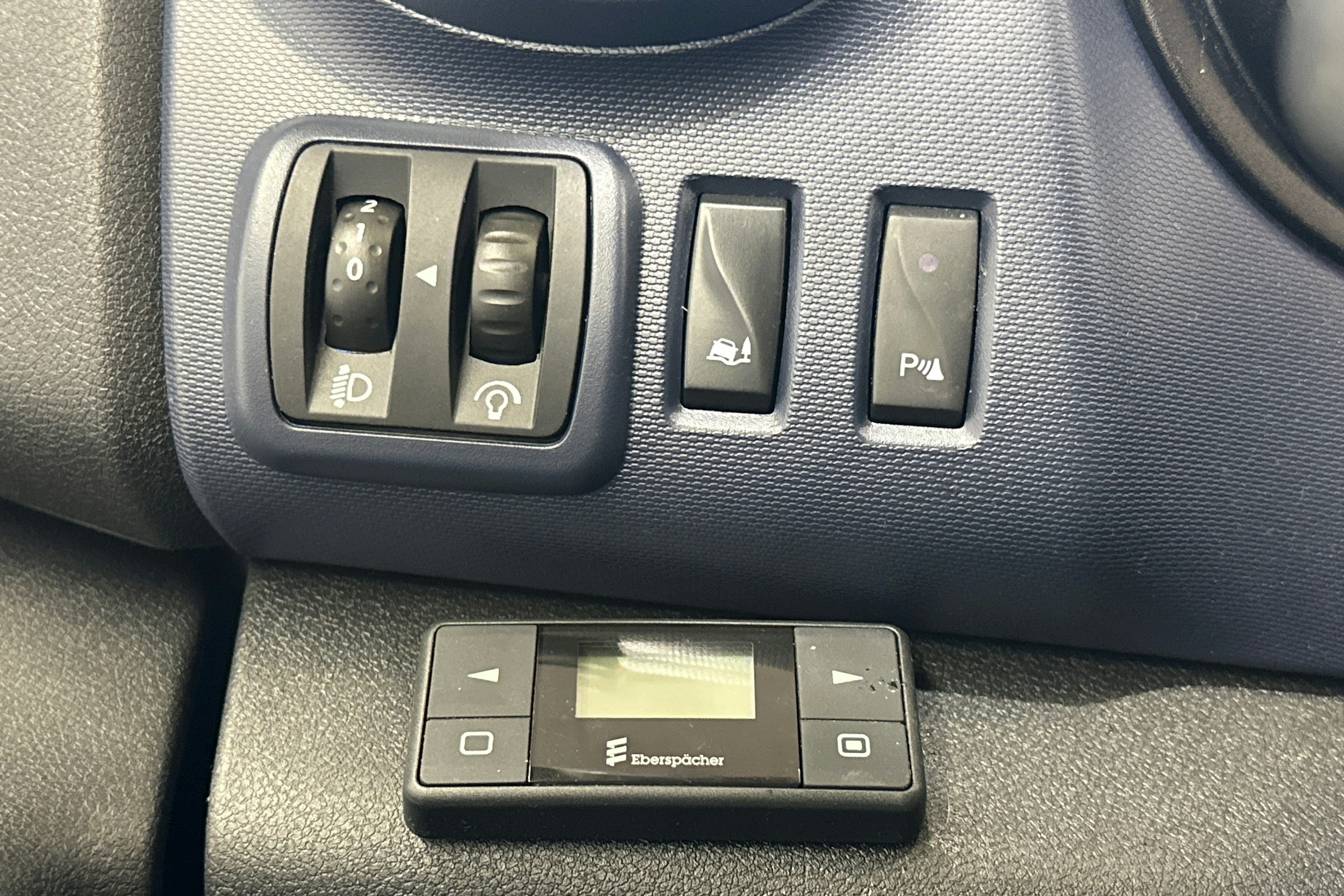 punainen Opel Vivaro 2018 kuva 15.