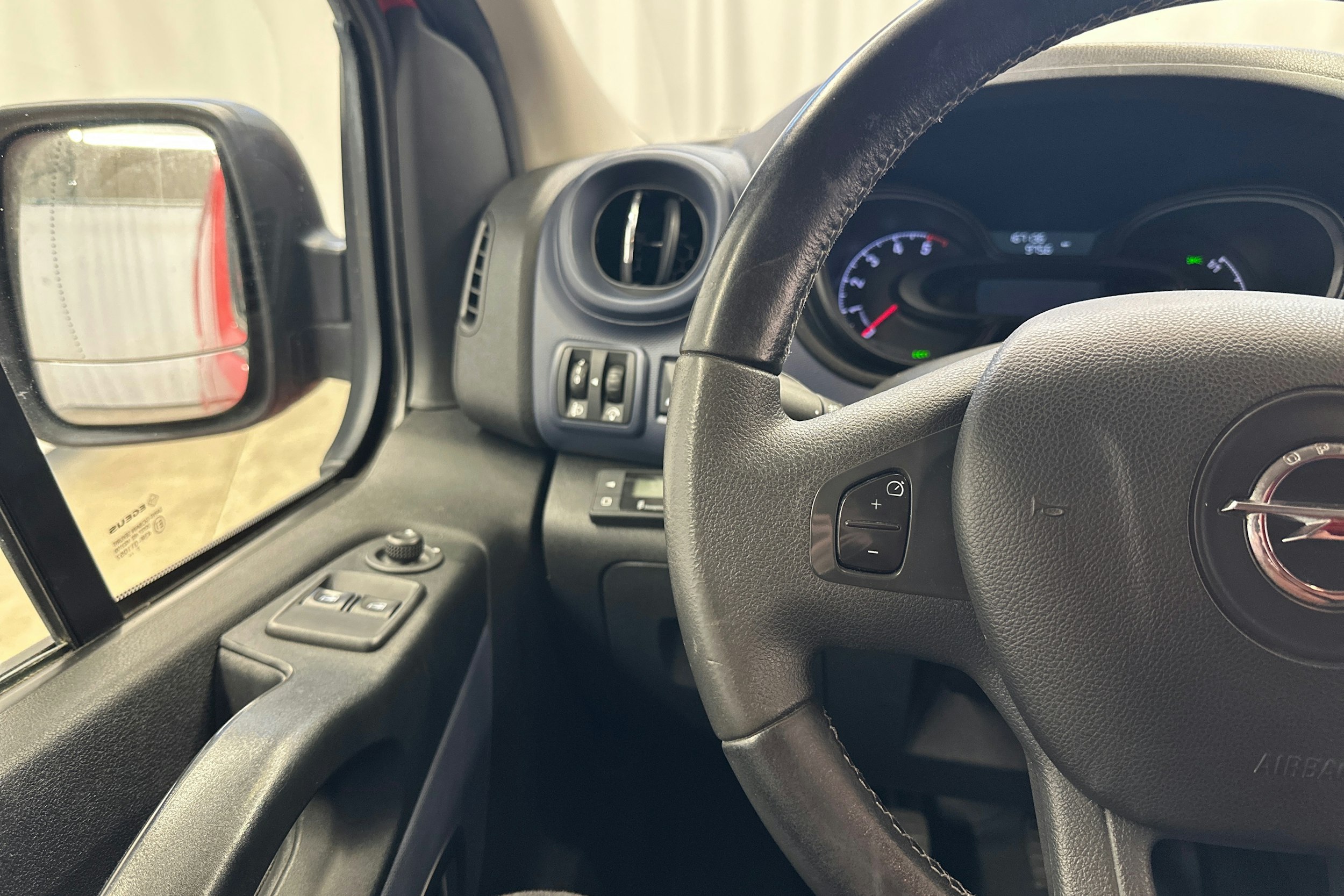 punainen Opel Vivaro 2018 kuva 16.