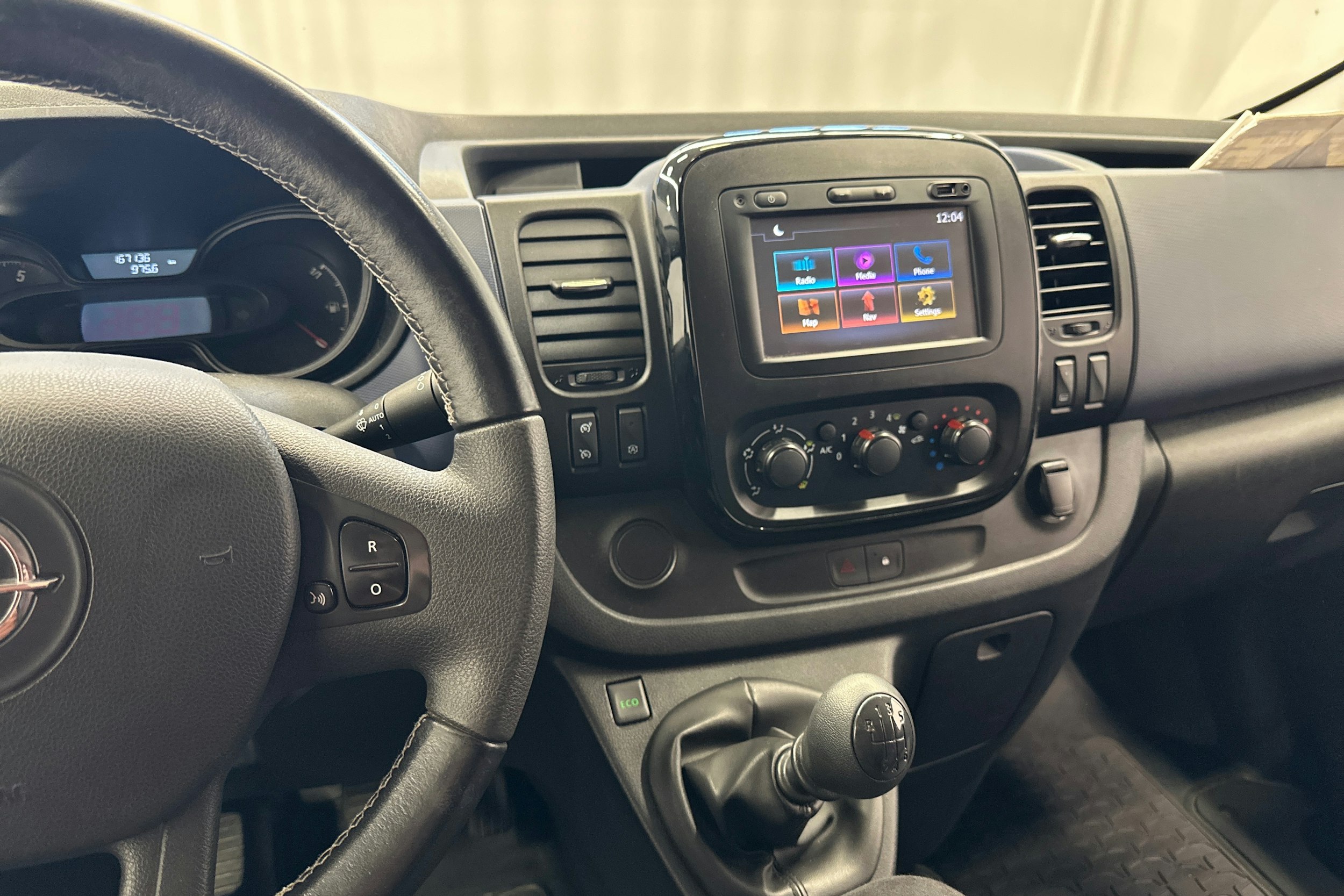 punainen Opel Vivaro 2018 kuva 17.