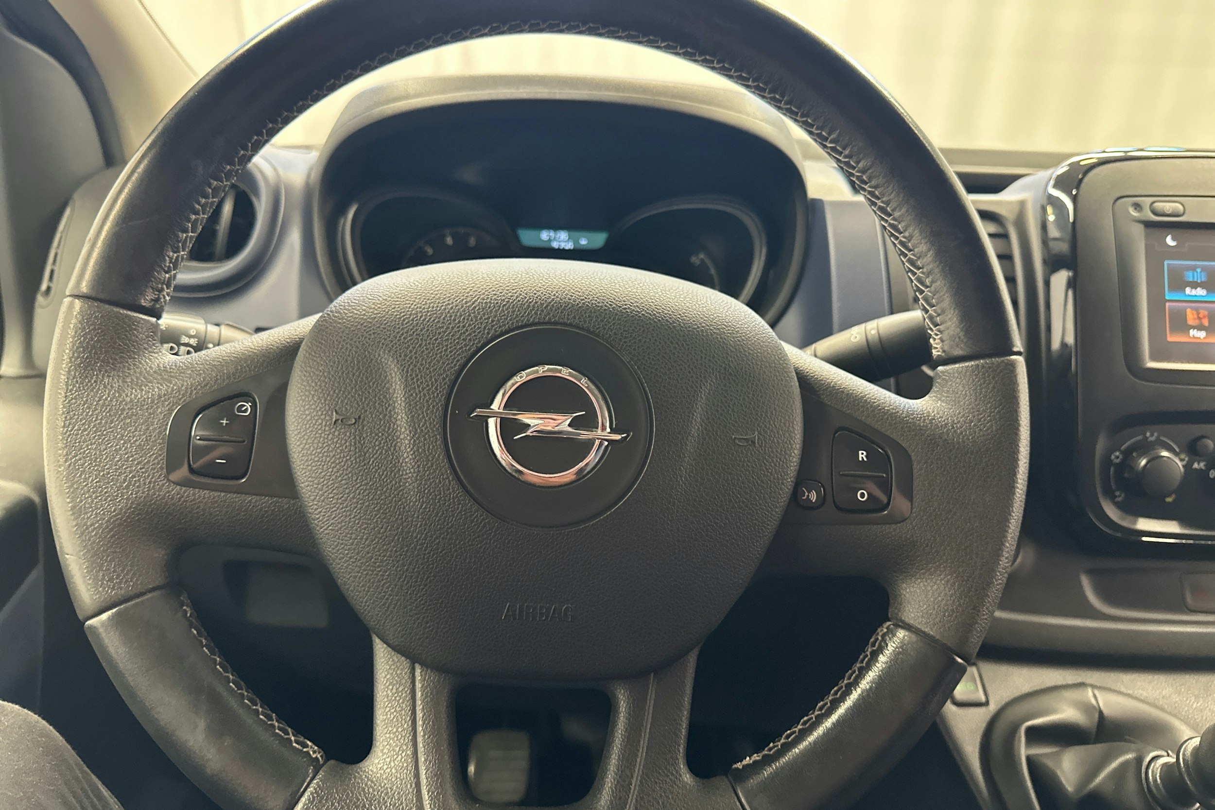 punainen Opel Vivaro 2018 kuva 18.