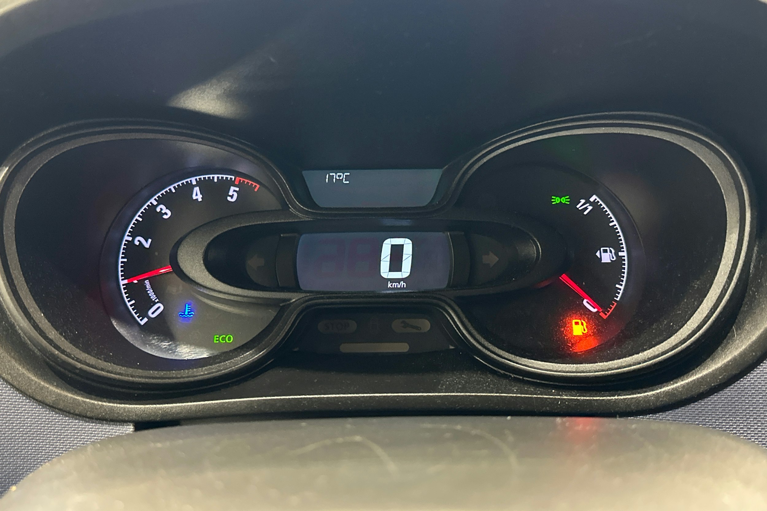 punainen Opel Vivaro 2018 kuva 19.