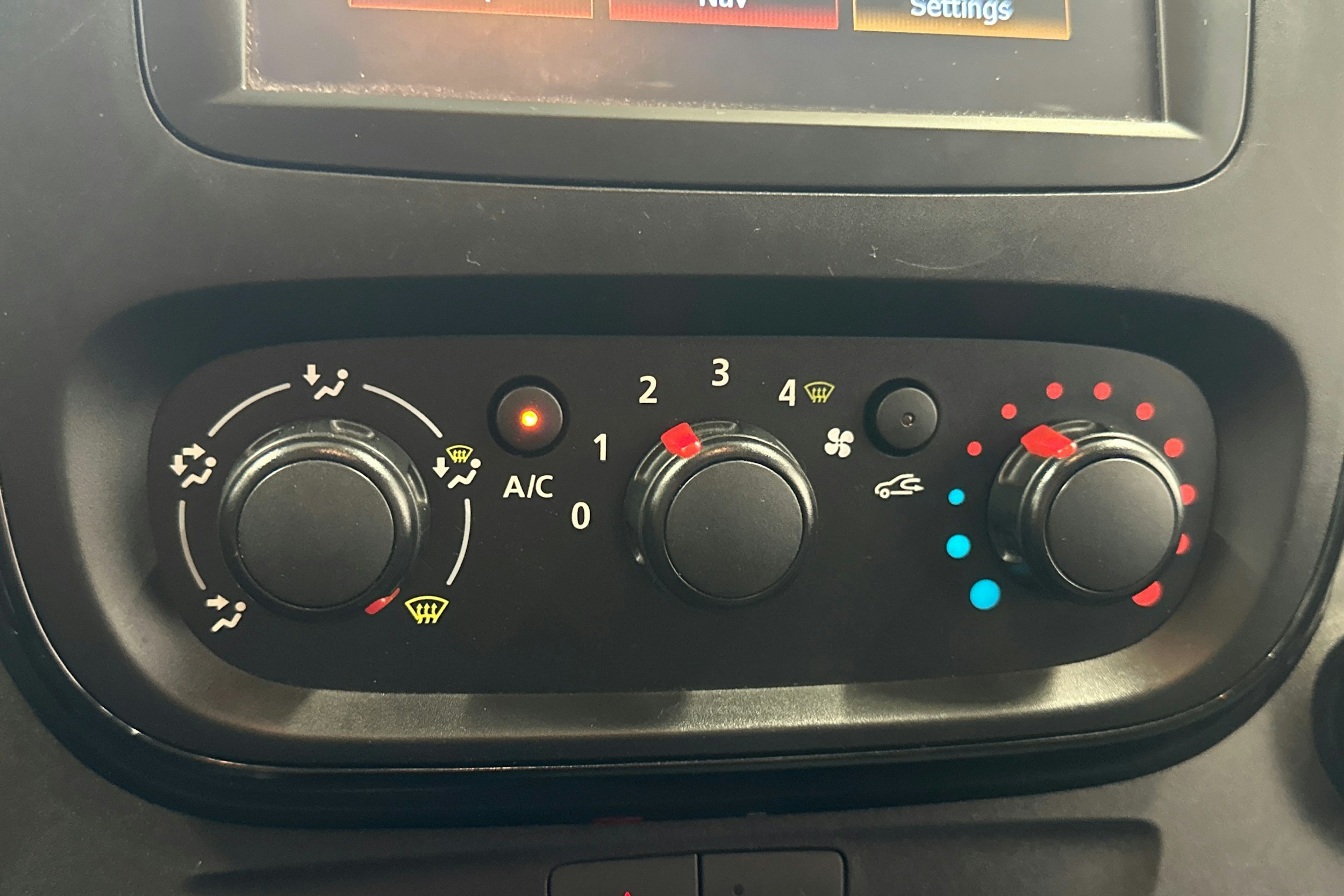 punainen Opel Vivaro 2018 kuva 21.
