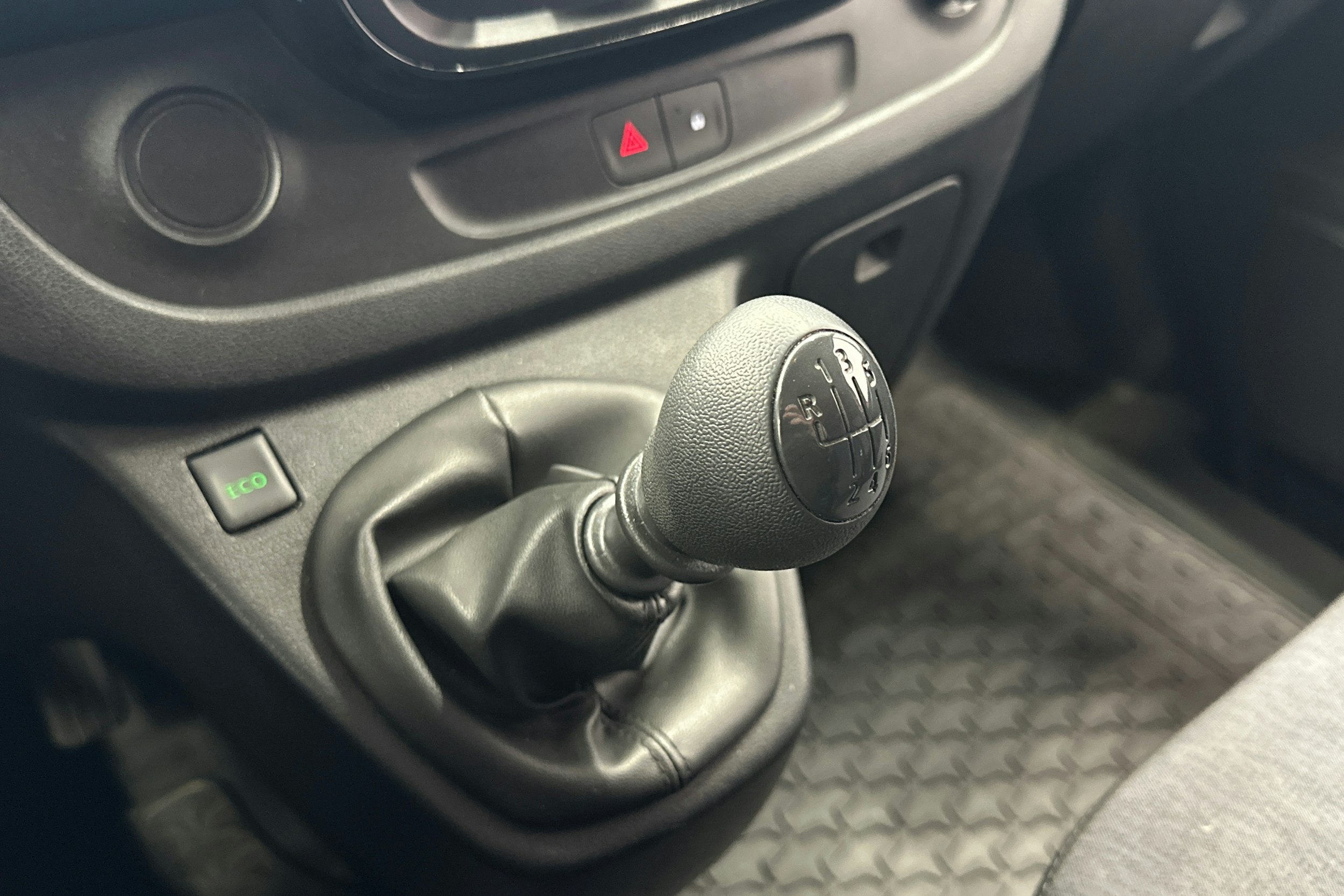 punainen Opel Vivaro 2018 kuva 22.