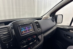 punainen Opel Vivaro 2018 kuva 23.