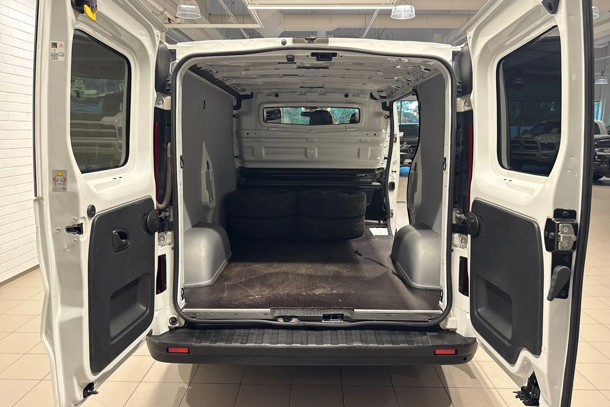valkoinen Opel Vivaro 2018 kuva 13.