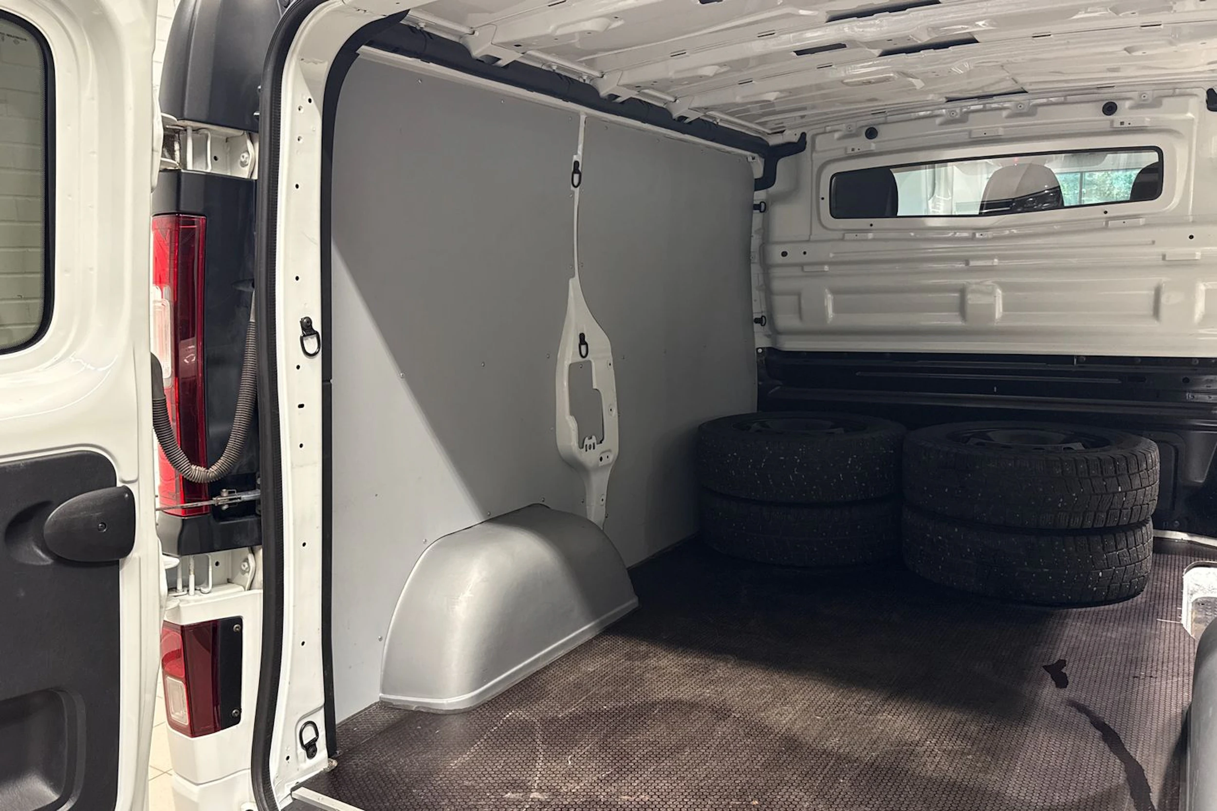 valkoinen Opel Vivaro 2018 kuva 15.