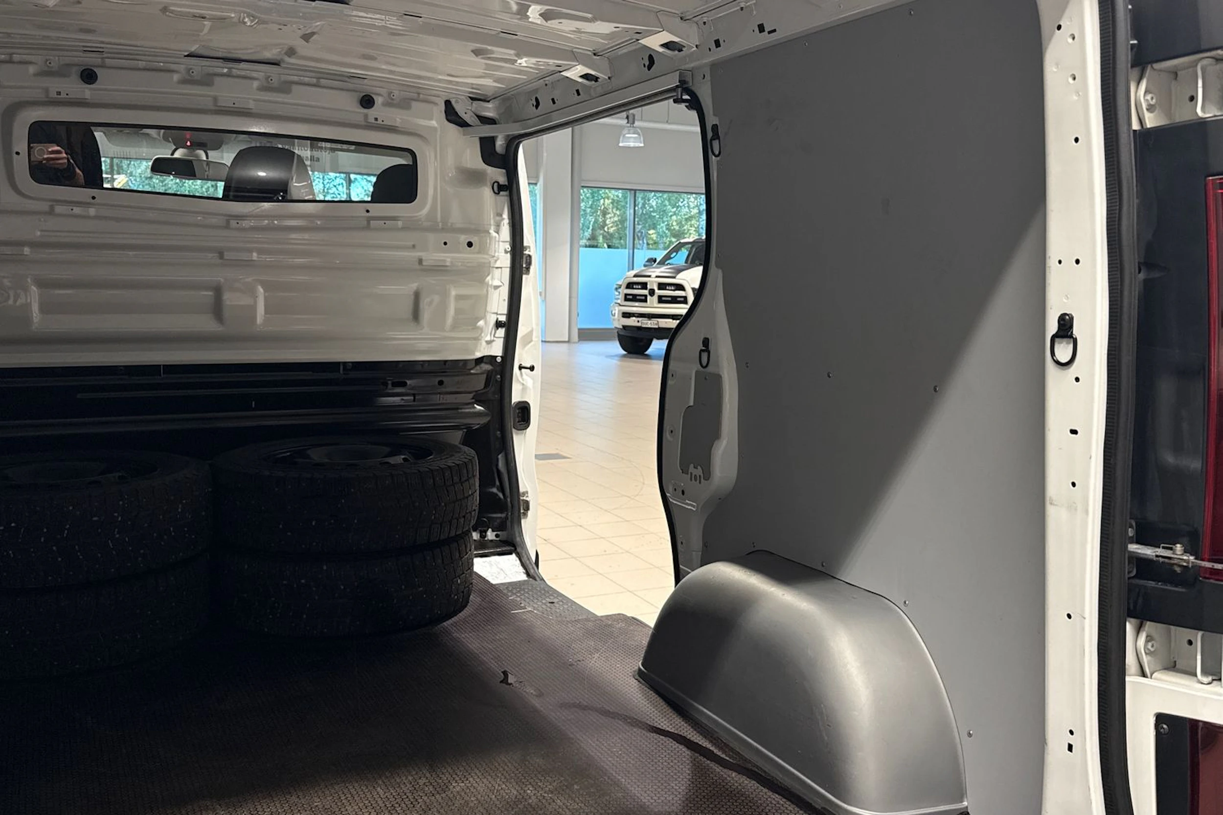 valkoinen Opel Vivaro 2018 kuva 16.