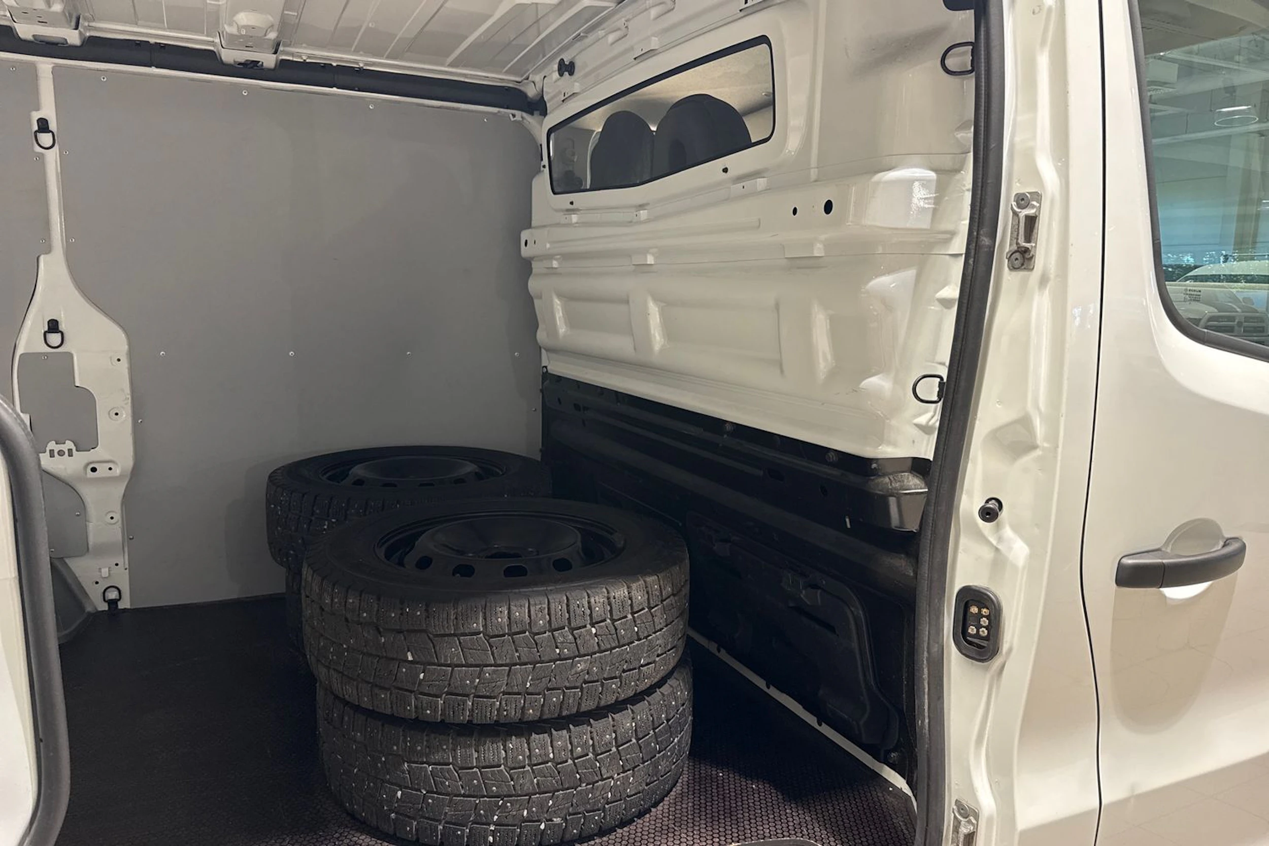 valkoinen Opel Vivaro 2018 kuva 17.