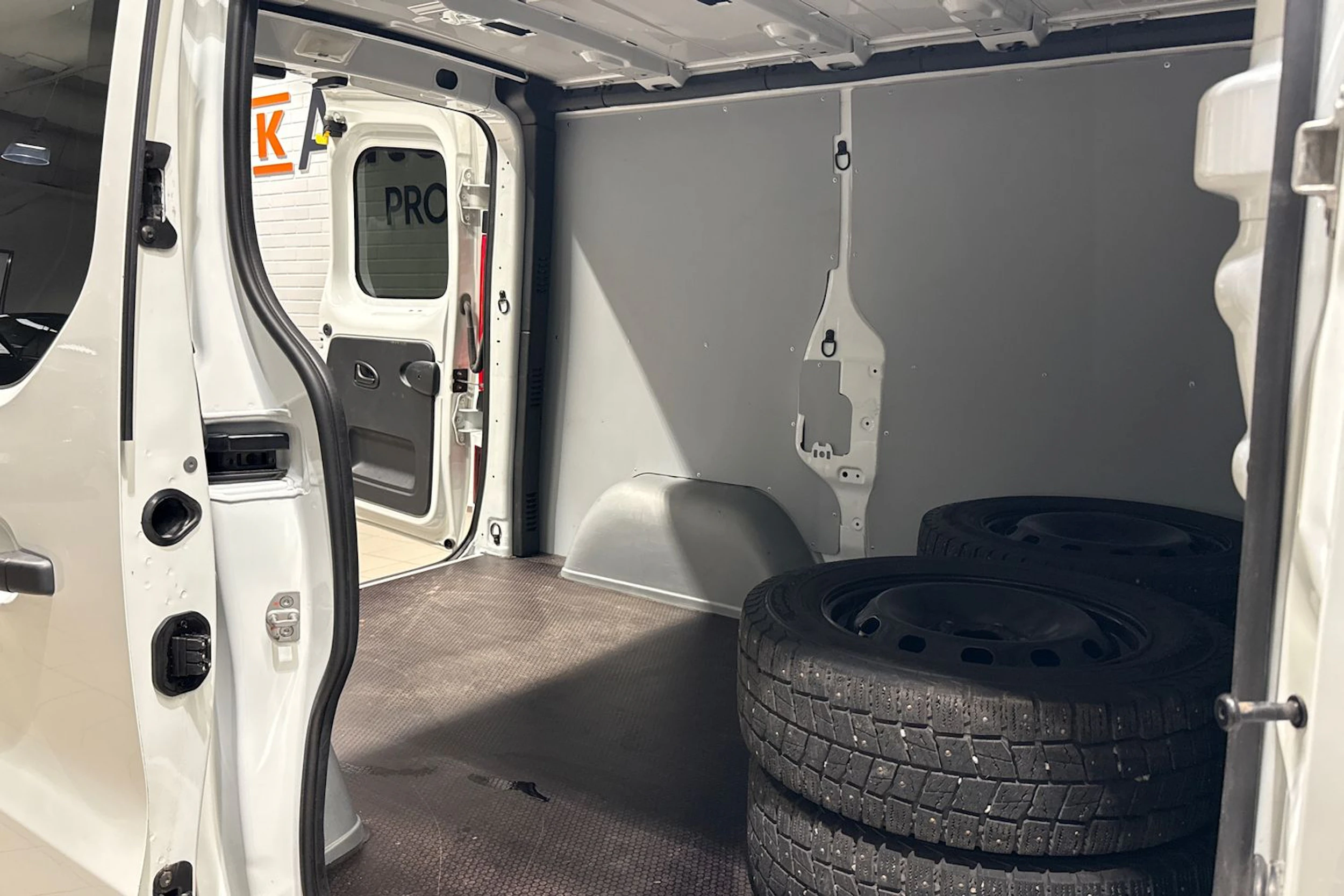 valkoinen Opel Vivaro 2018 kuva 18.