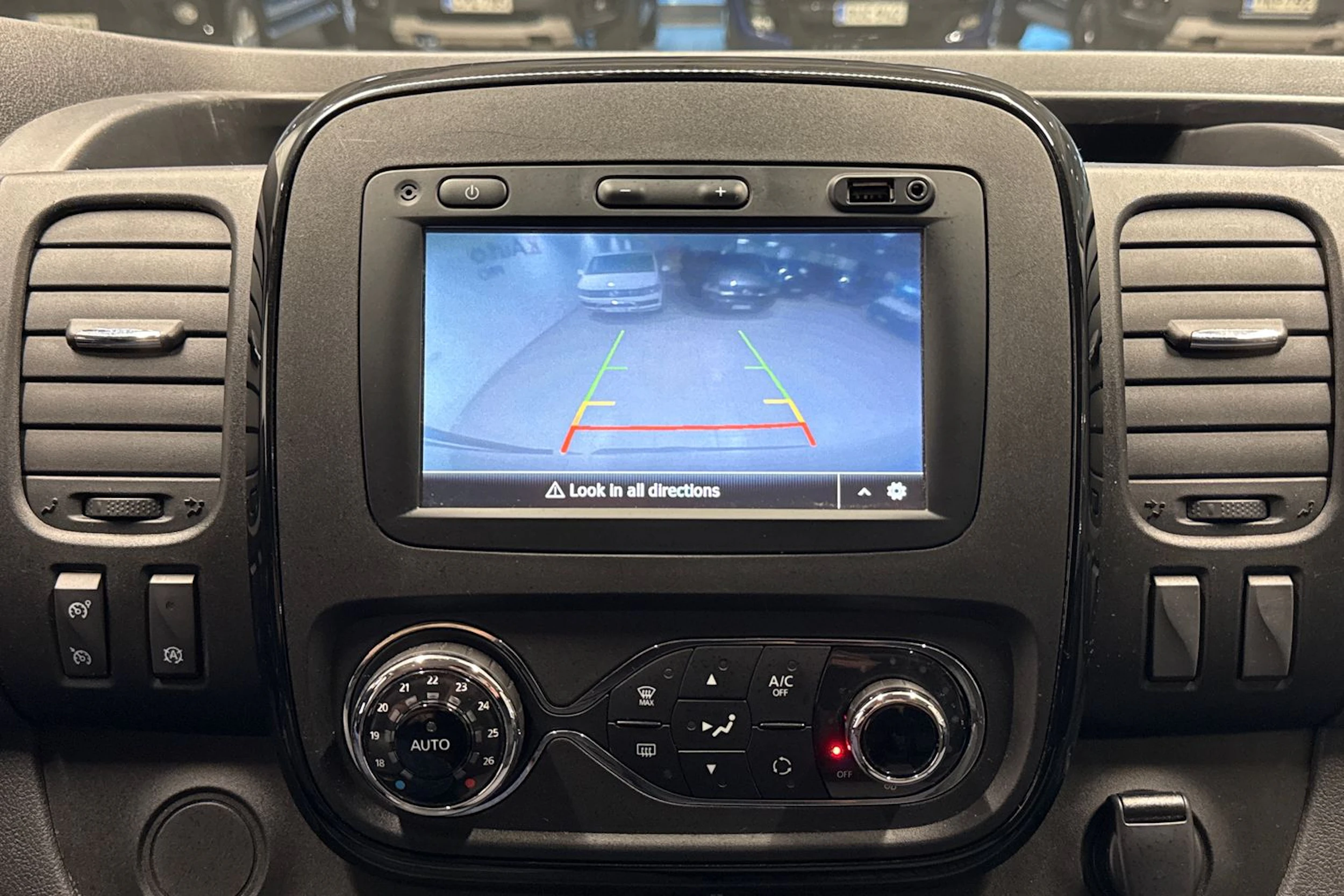 valkoinen Opel Vivaro 2018 kuva 20.