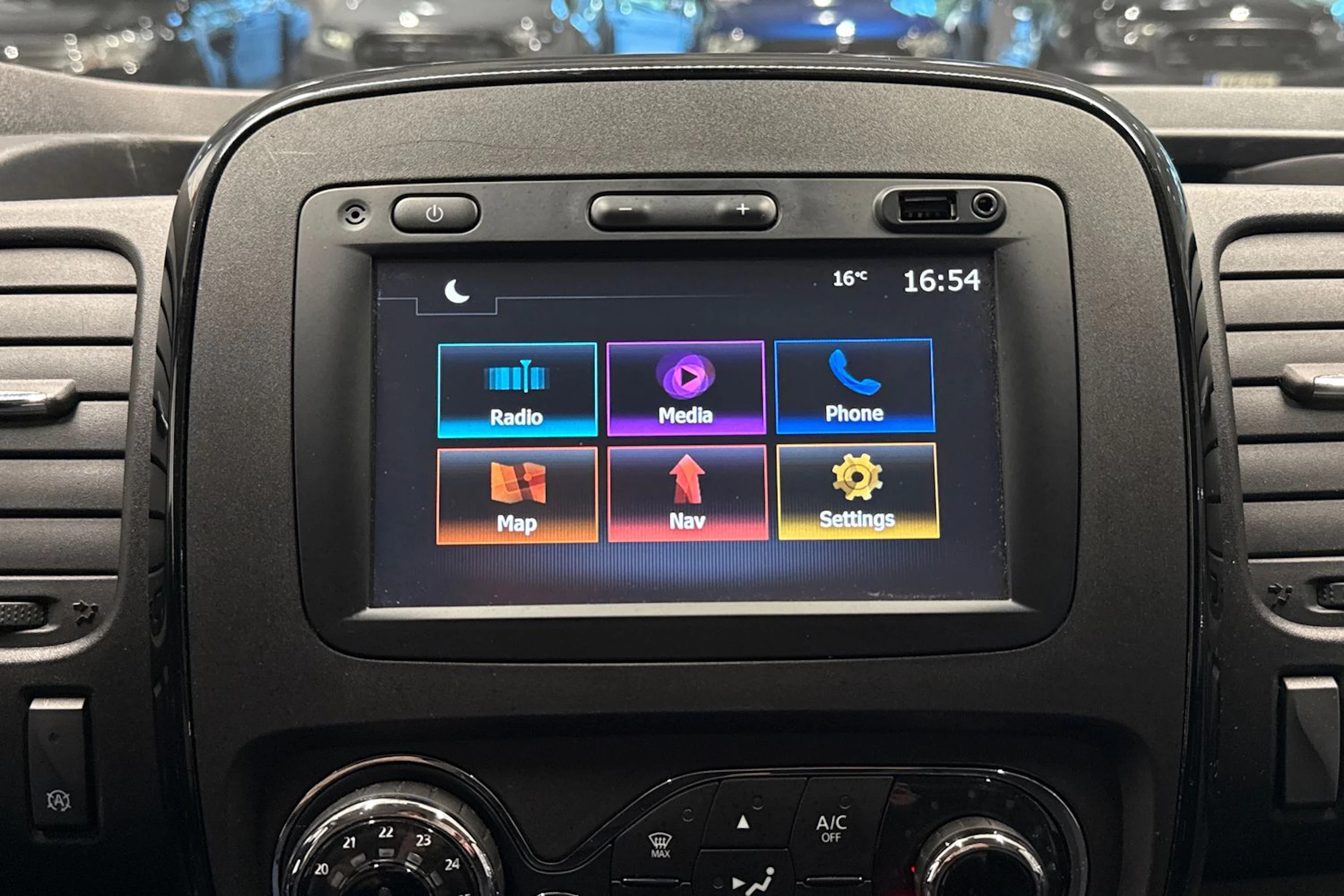 valkoinen Opel Vivaro 2018 kuva 21.