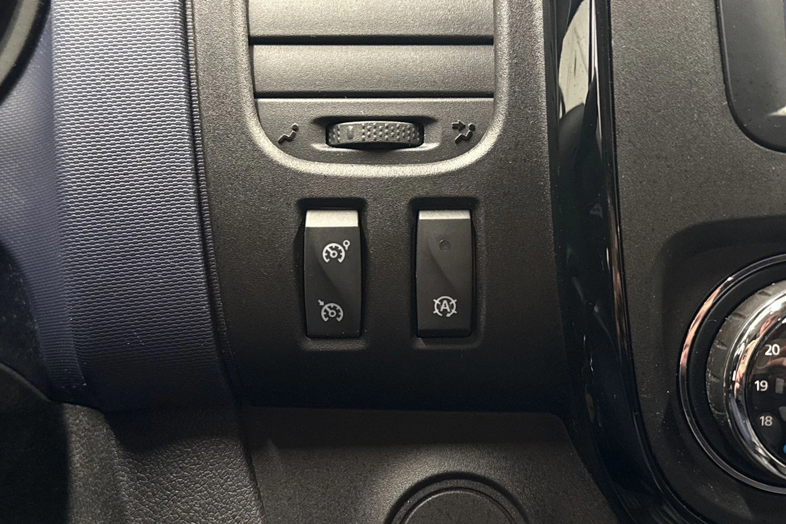 valkoinen Opel Vivaro 2018 kuva 22.
