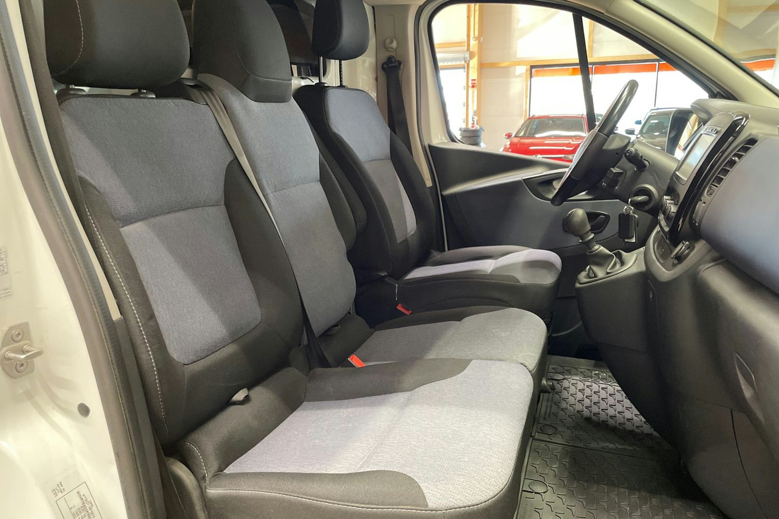 valkoinen Opel Vivaro 2018 kuva 17.