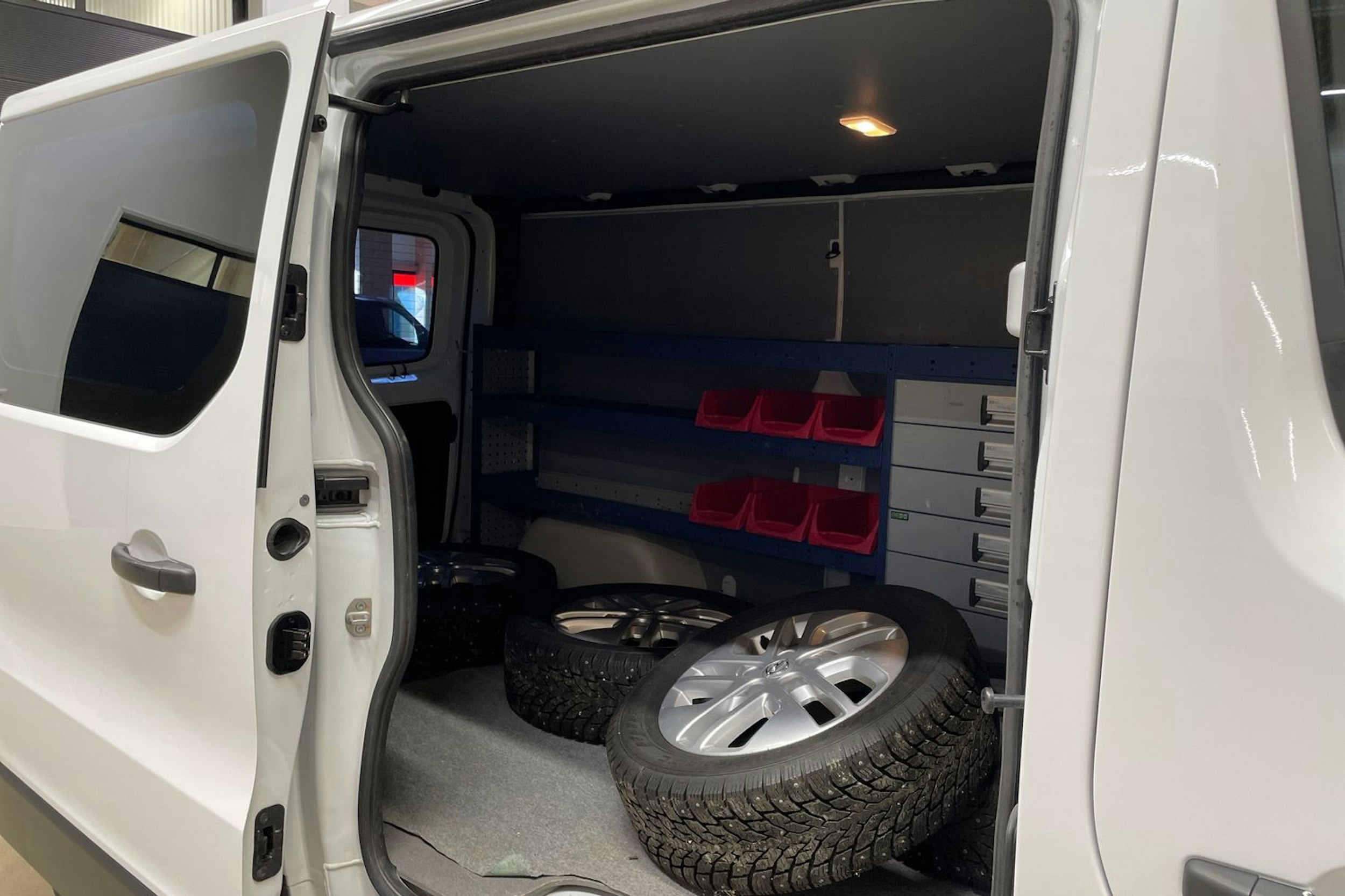 valkoinen Opel Vivaro 2018 kuva 18.