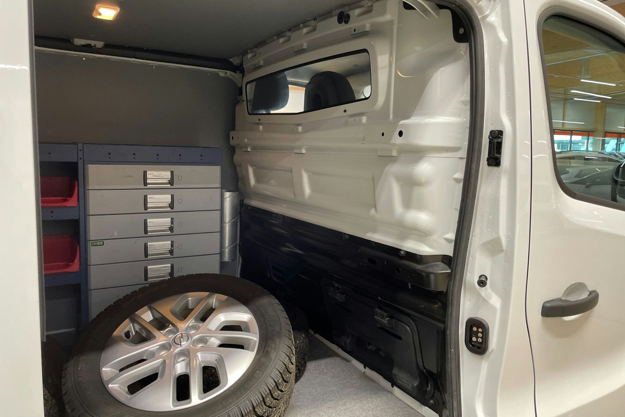 valkoinen Opel Vivaro 2018 kuva 19.