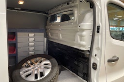 valkoinen Opel Vivaro 2018 kuva 19.