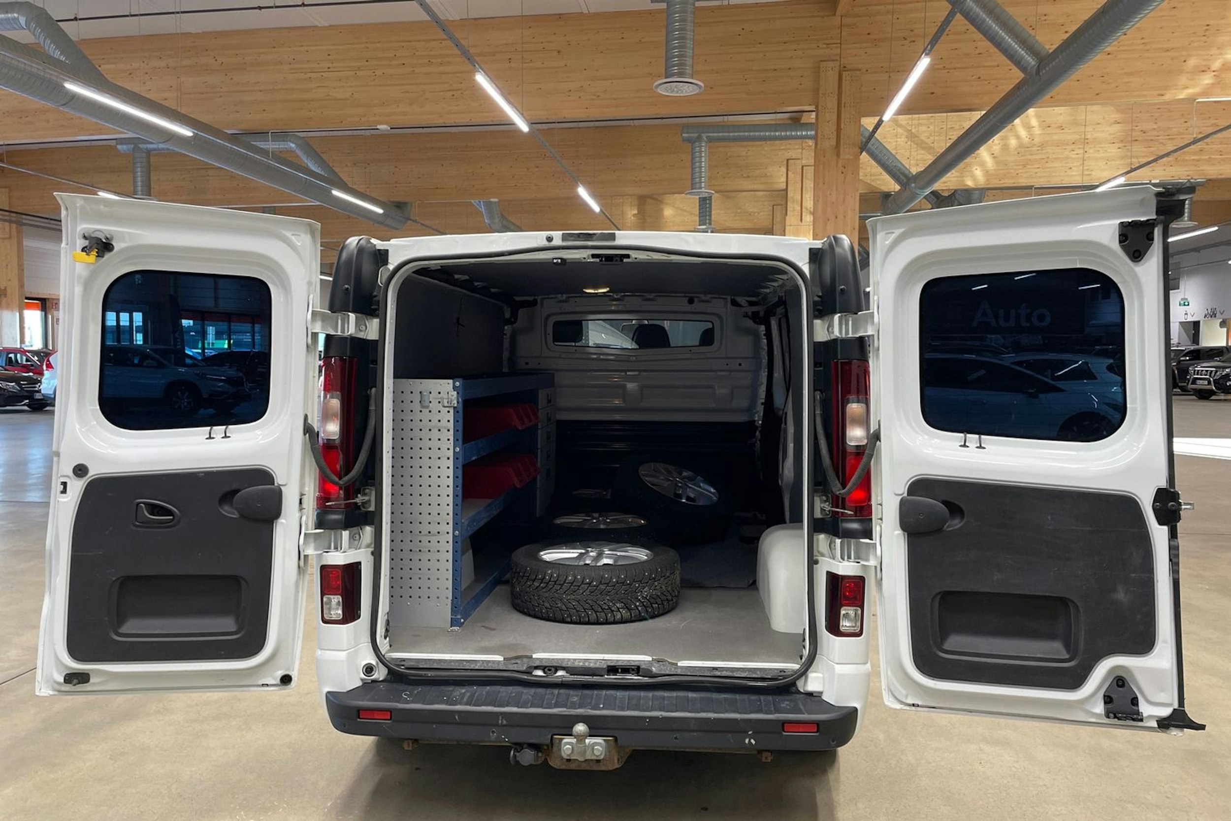 valkoinen Opel Vivaro 2018 kuva 21.