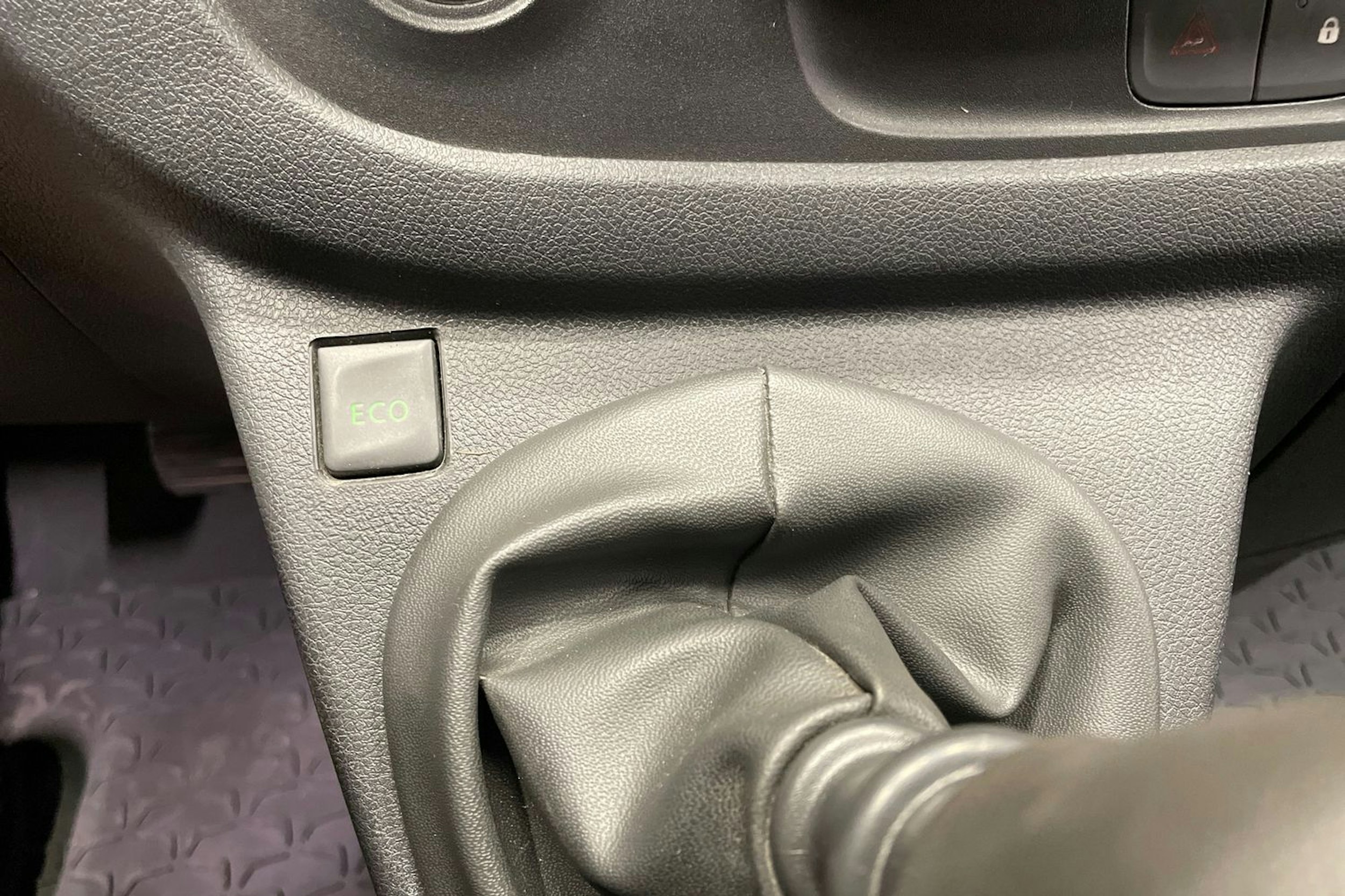 valkoinen Opel Vivaro 2018 kuva 30.