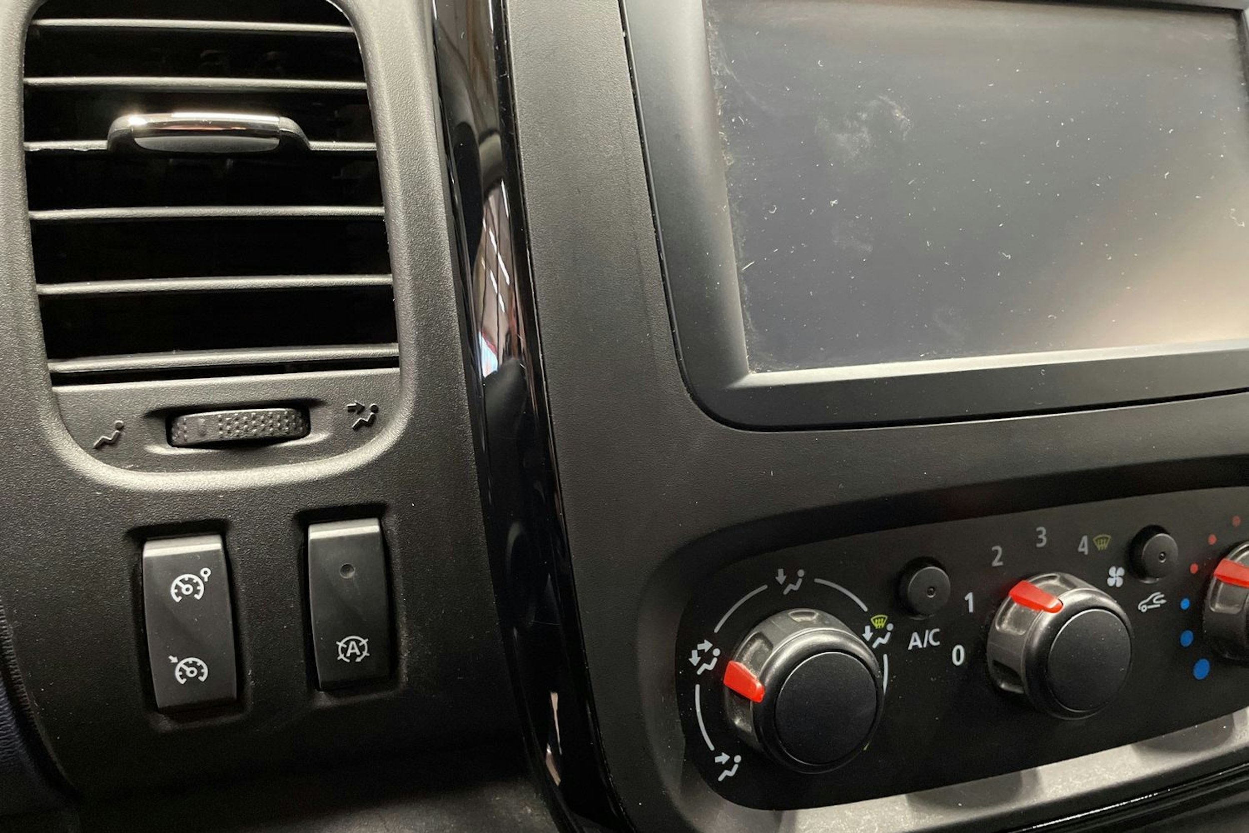 valkoinen Opel Vivaro 2018 kuva 31.