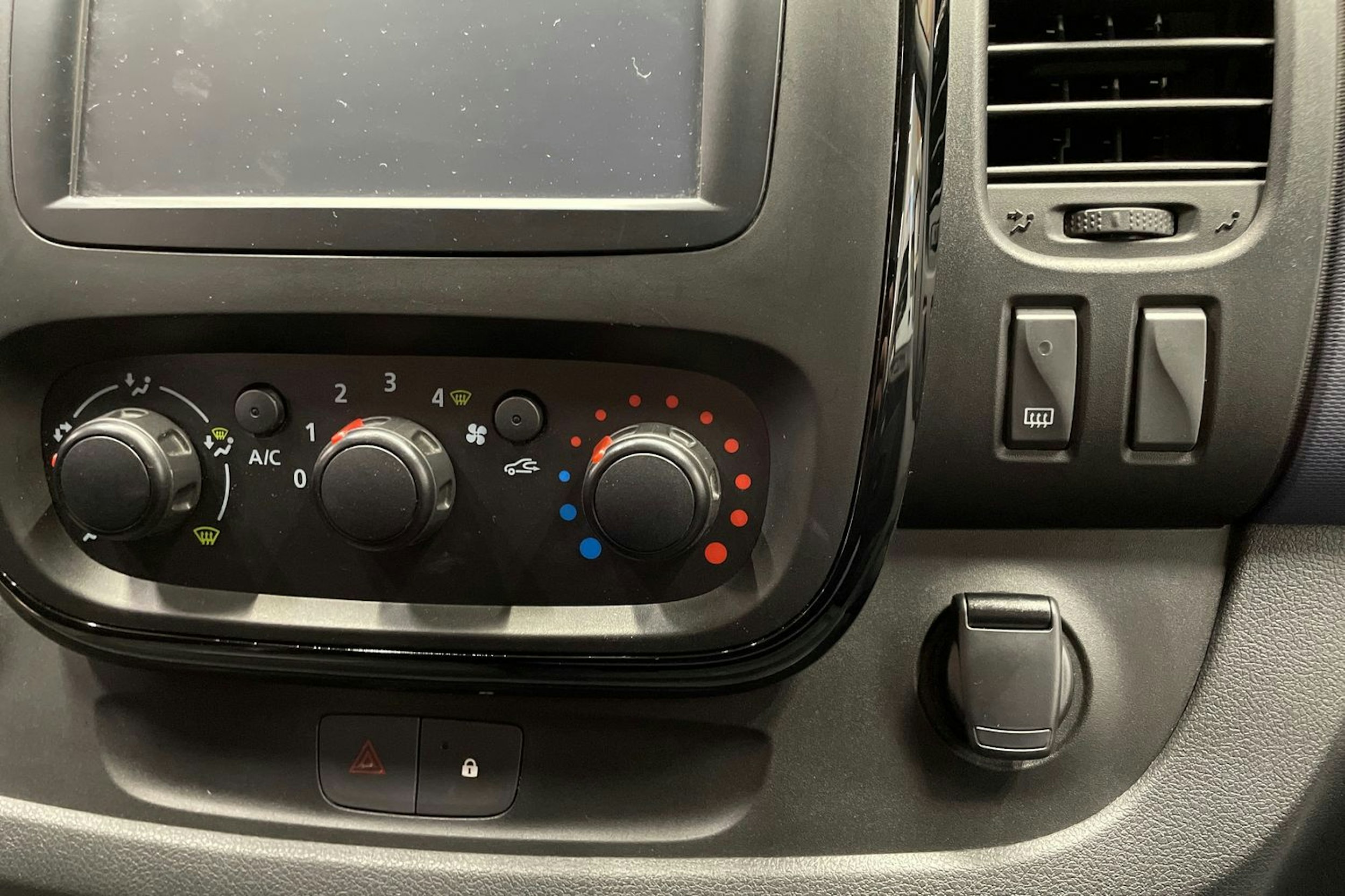 valkoinen Opel Vivaro 2018 kuva 32.