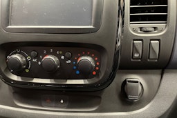 valkoinen Opel Vivaro 2018 kuva 32.