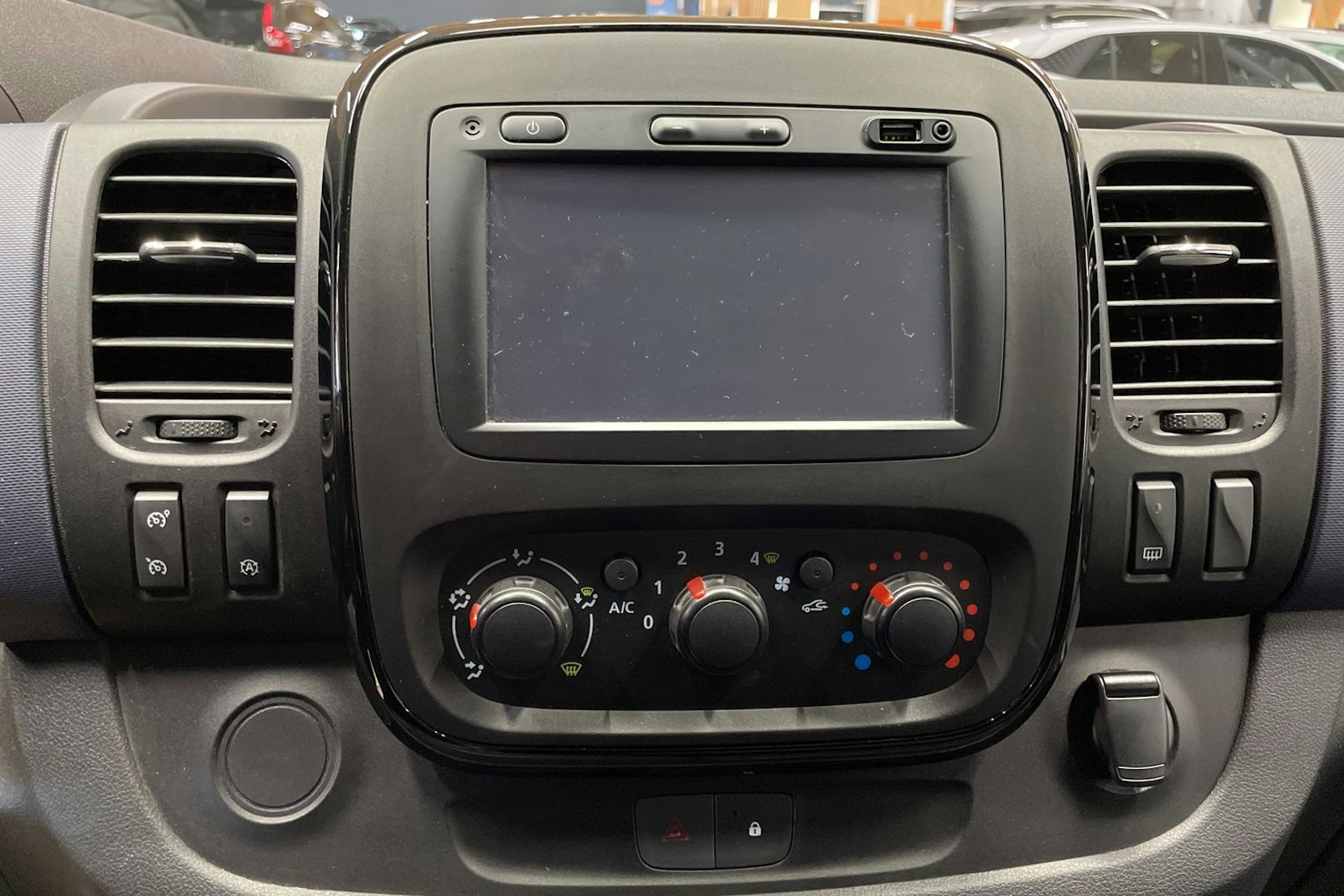 valkoinen Opel Vivaro 2018 kuva 33.