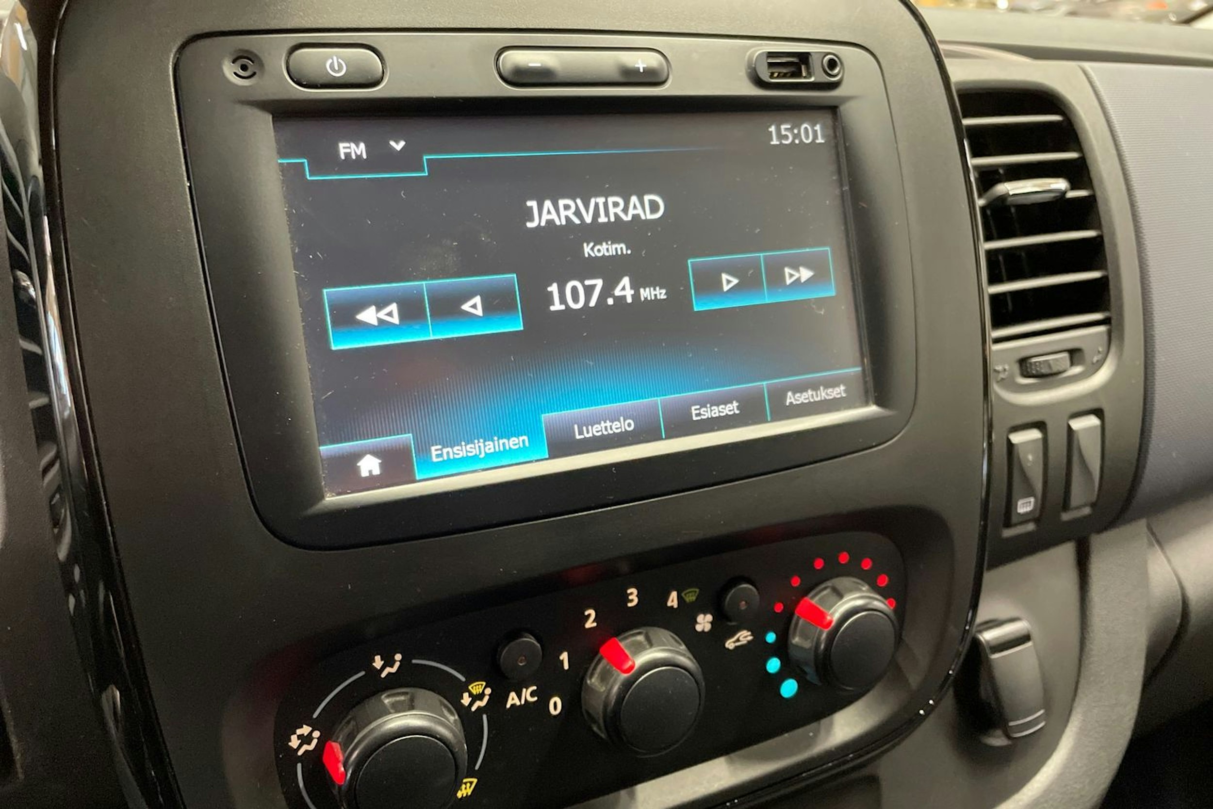 valkoinen Opel Vivaro 2018 kuva 35.