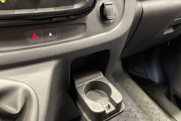 valkoinen Opel Vivaro 2018 kuva 38.