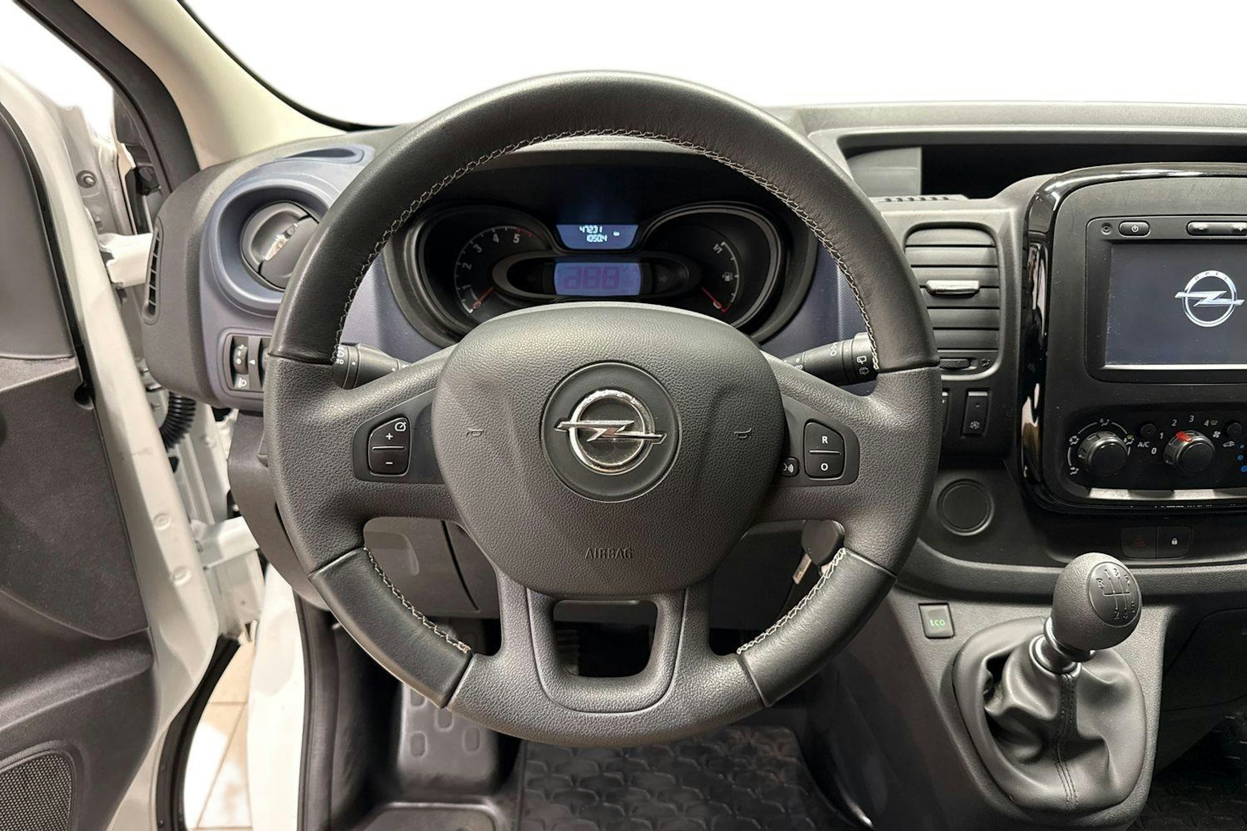 valkoinen Opel Vivaro 2018 kuva 7.