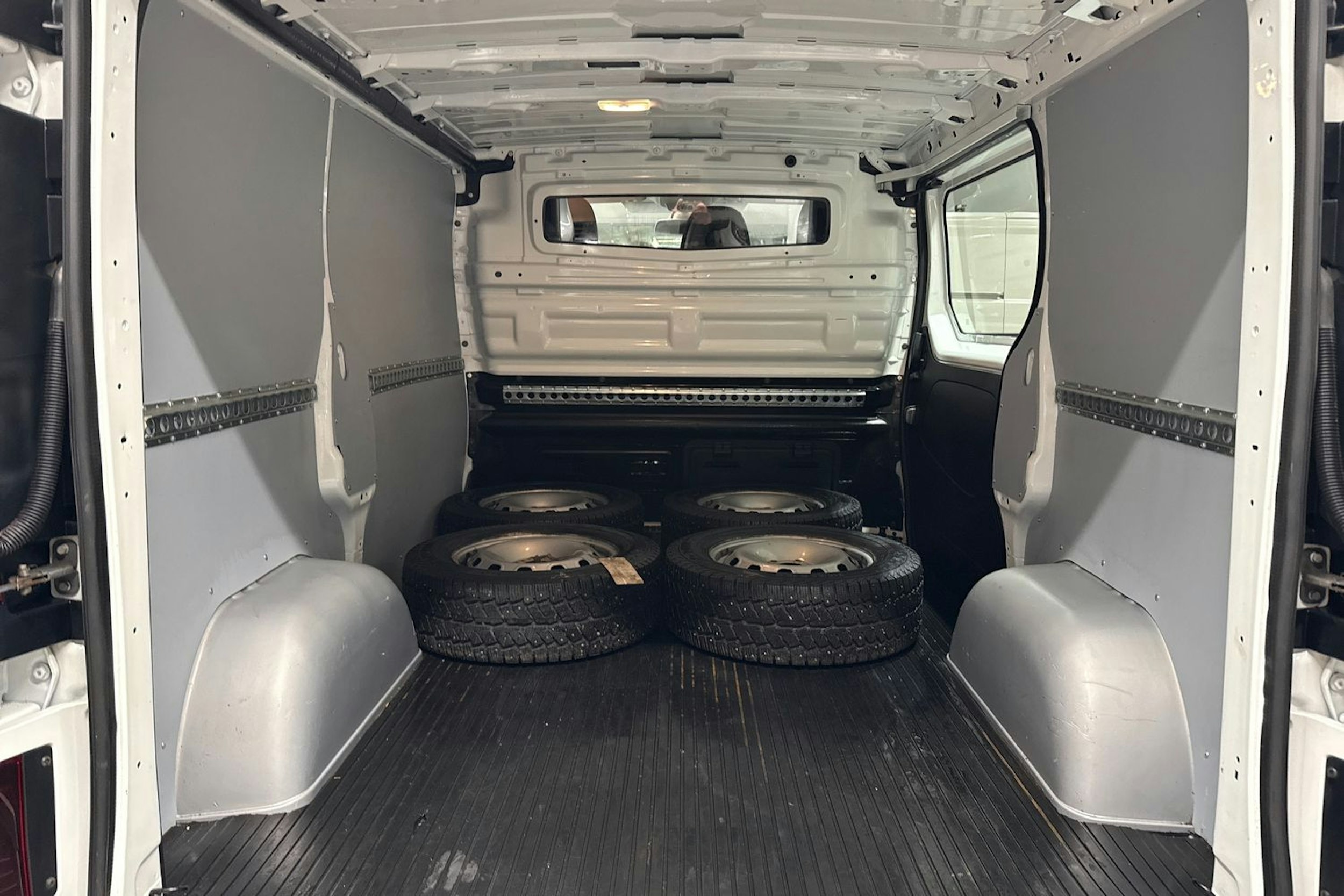 valkoinen Opel Vivaro 2018 kuva 11.