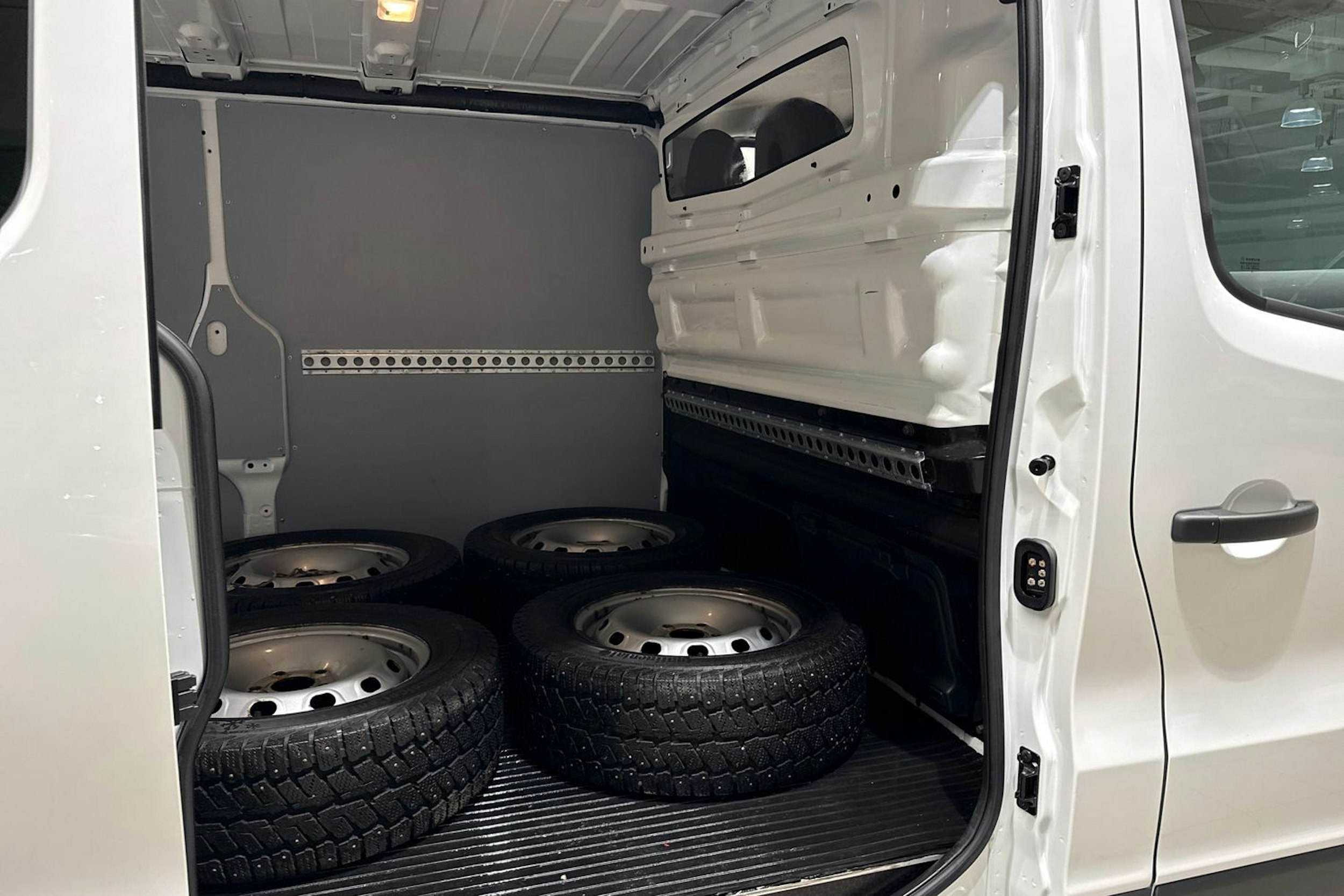 valkoinen Opel Vivaro 2018 kuva 12.