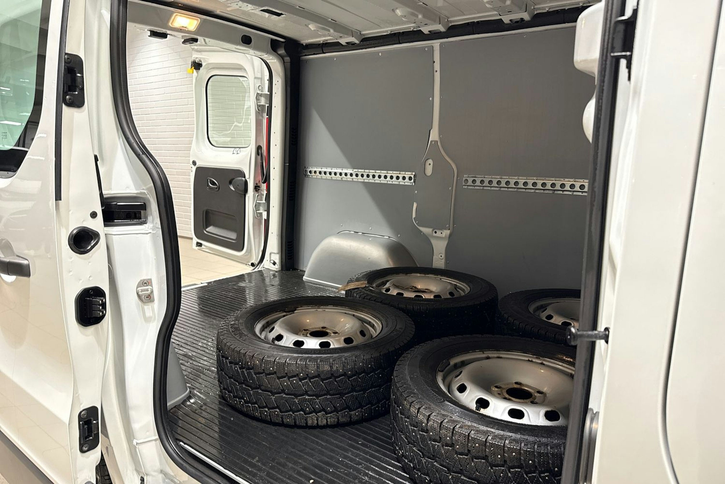 valkoinen Opel Vivaro 2018 kuva 13.