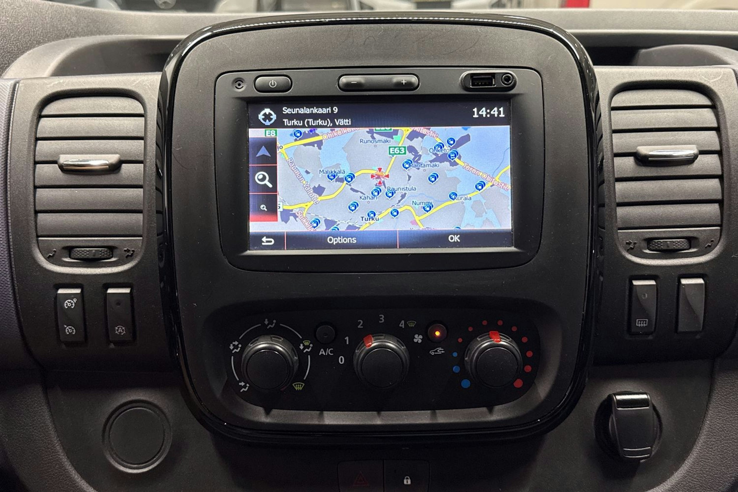 valkoinen Opel Vivaro 2018 kuva 14.