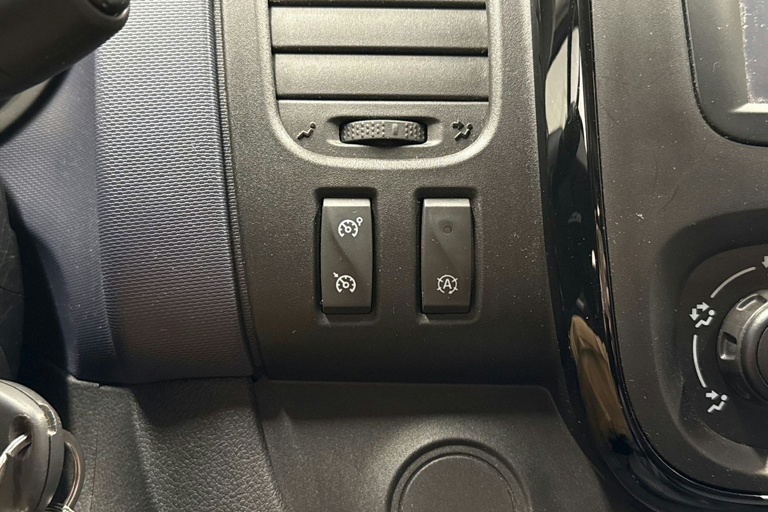 valkoinen Opel Vivaro 2018 kuva 19.