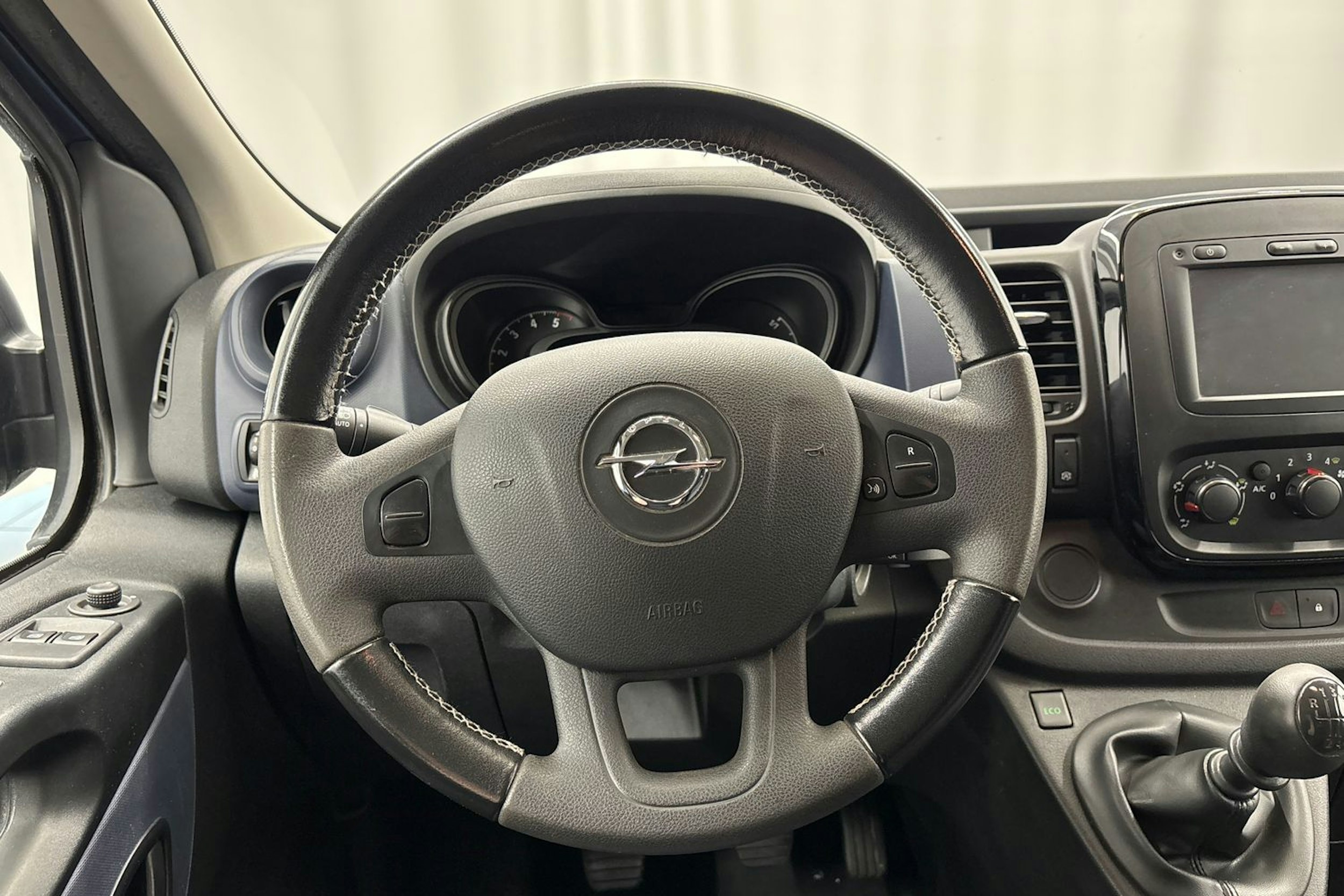 sininen Opel Vivaro 2018 kuva 14.