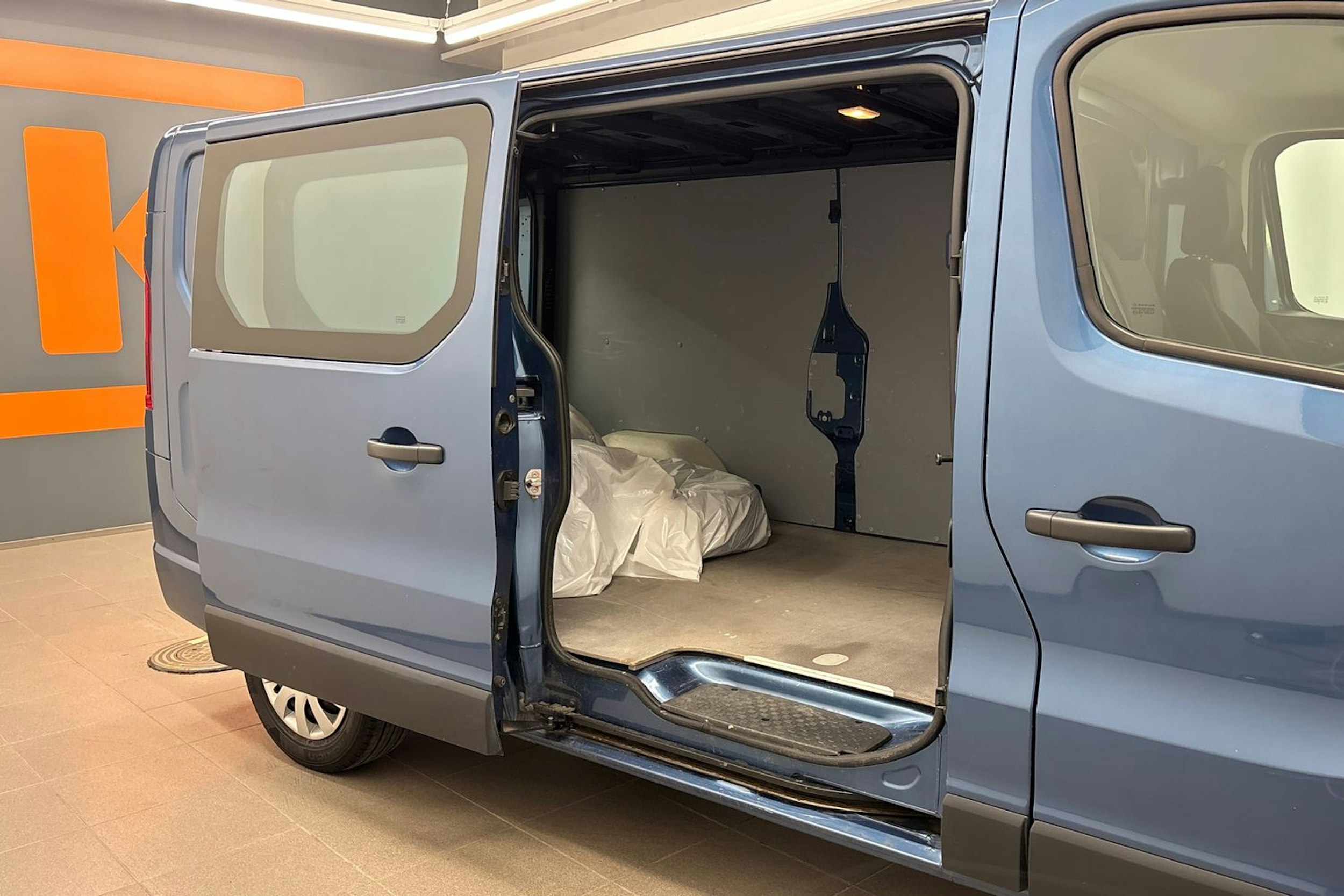 sininen Opel Vivaro 2018 kuva 17.