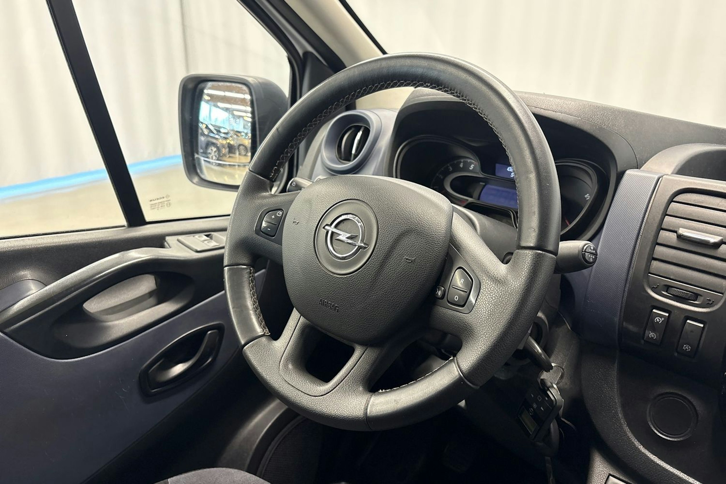 valkoinen Opel Vivaro 2018 kuva 10.